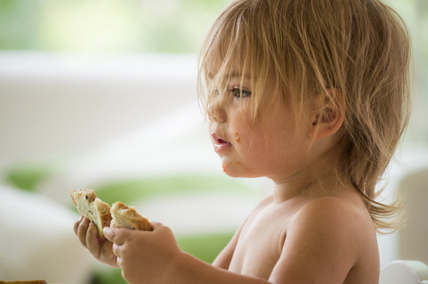 ребенок грызет игрушку. ребенок жует одежду. ребенок жует одежду. малыш жует. ребенок жует одежду.