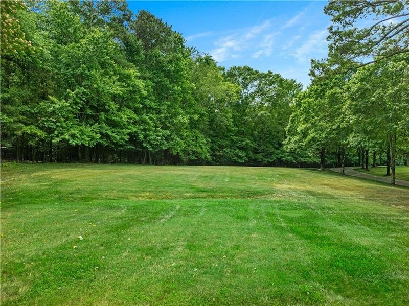 Driveway and landscaping at 1996 Long Hollow Lane home