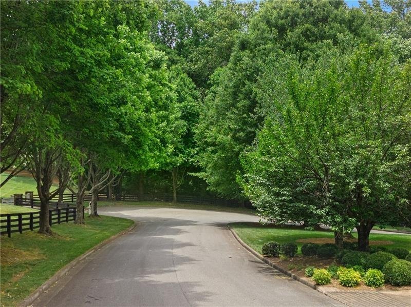 Full property overview of 1996 Long Hollow Lane from the front