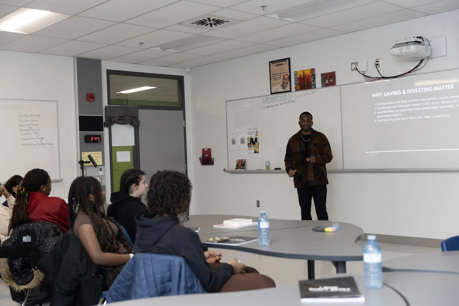 Dejehan “Luckystickz” Hamilton leading an I Make Money Moves classroom workshop