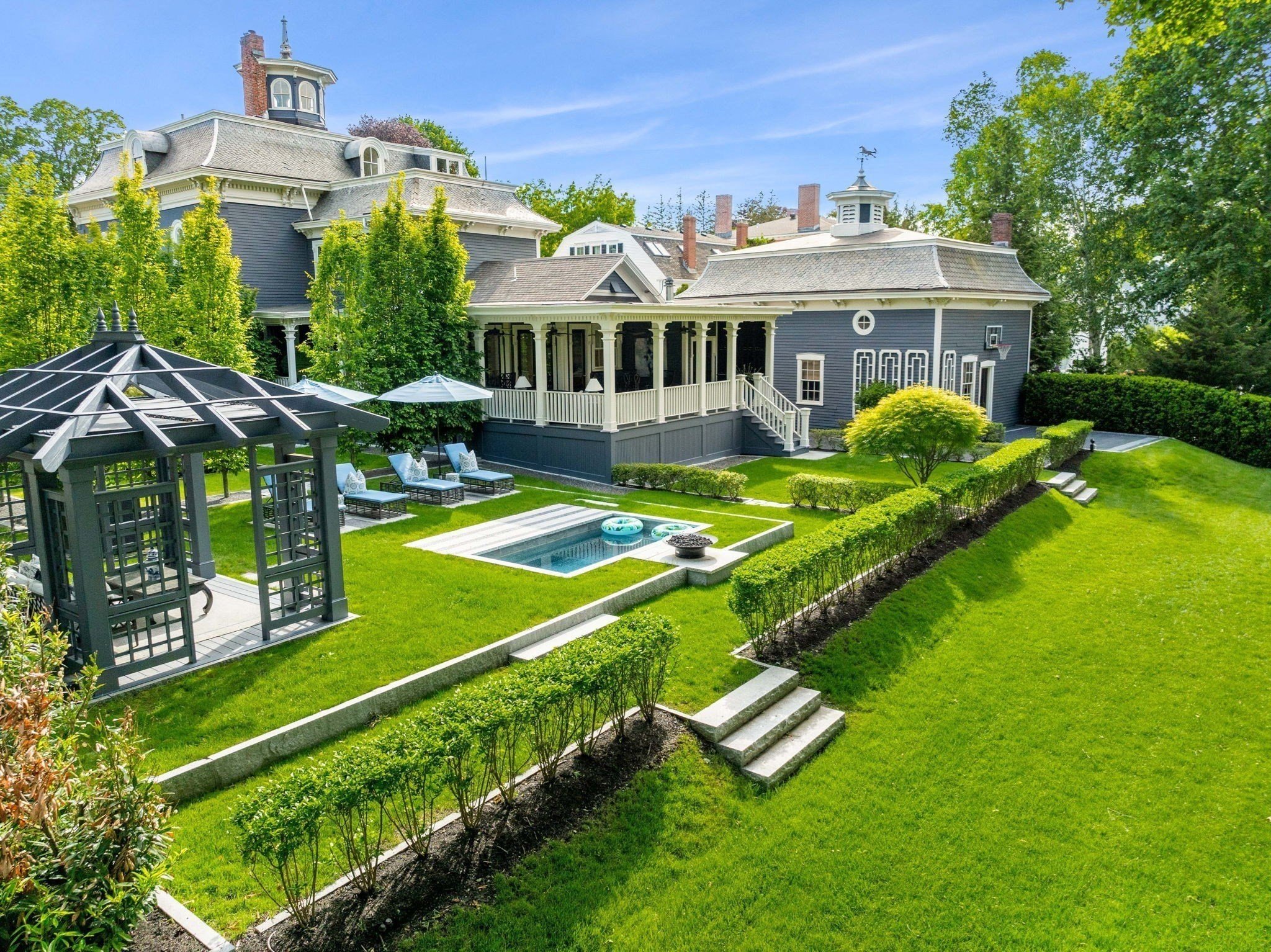 In-town estate with garden and pool