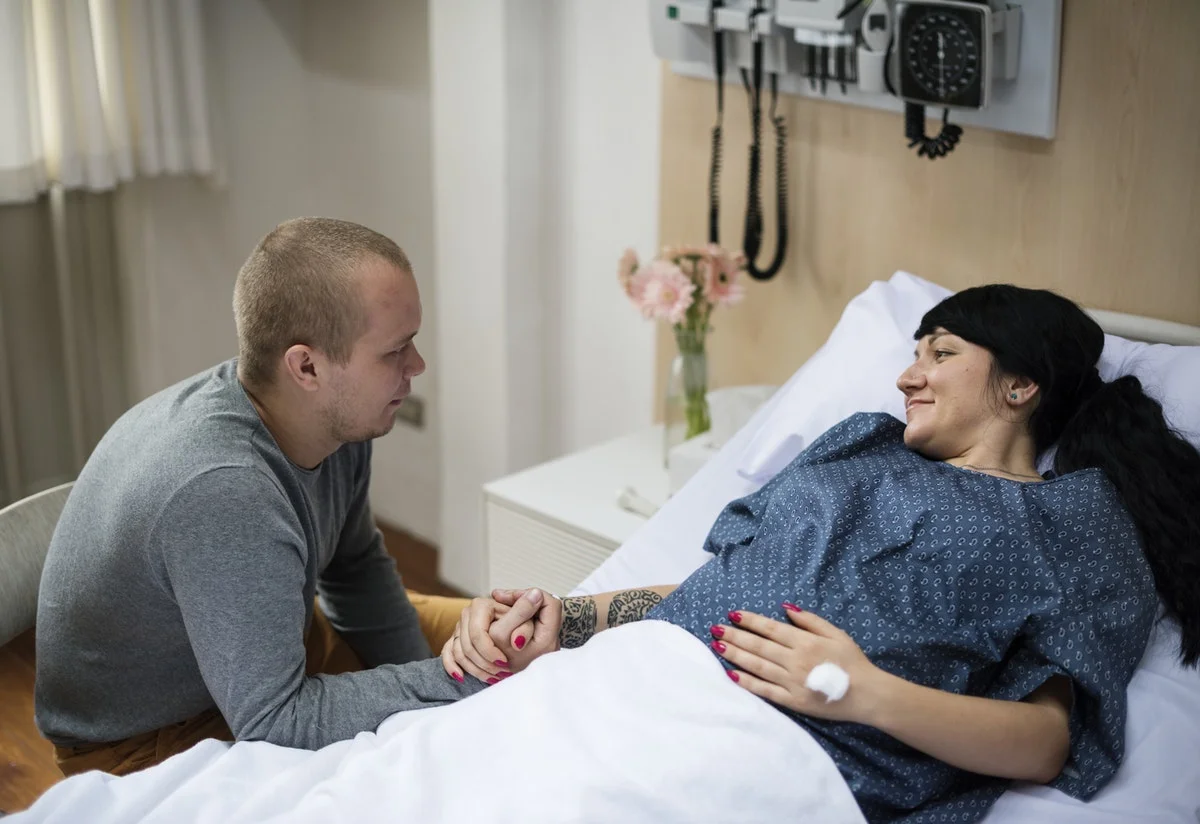 Больная жена. Пожилая женщина у постели больной. Болеют супруги. Больная женщина. Больная жена.