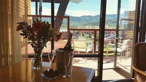 Newpark Resort room with a mountain view