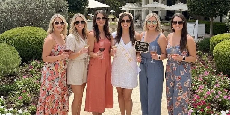 Six guests with glasses in the garden at Signor