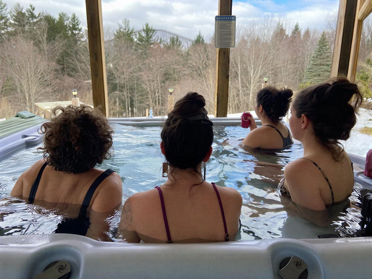 Casal em hidromassagem ao ar livre em Vermont