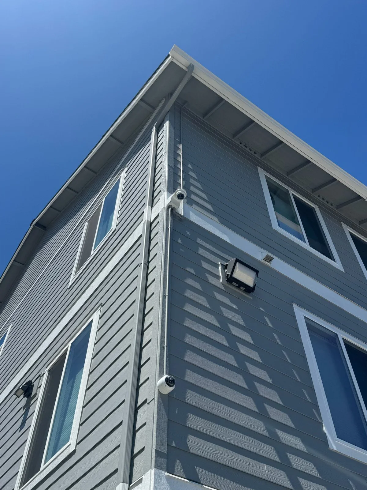 Camera on apartments with emt