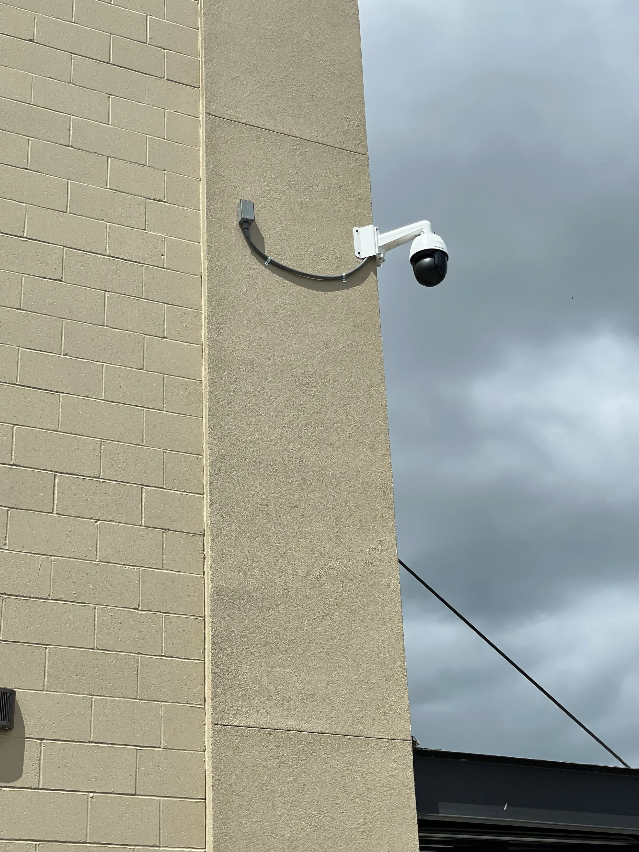 PTZ corner mount on grocery store