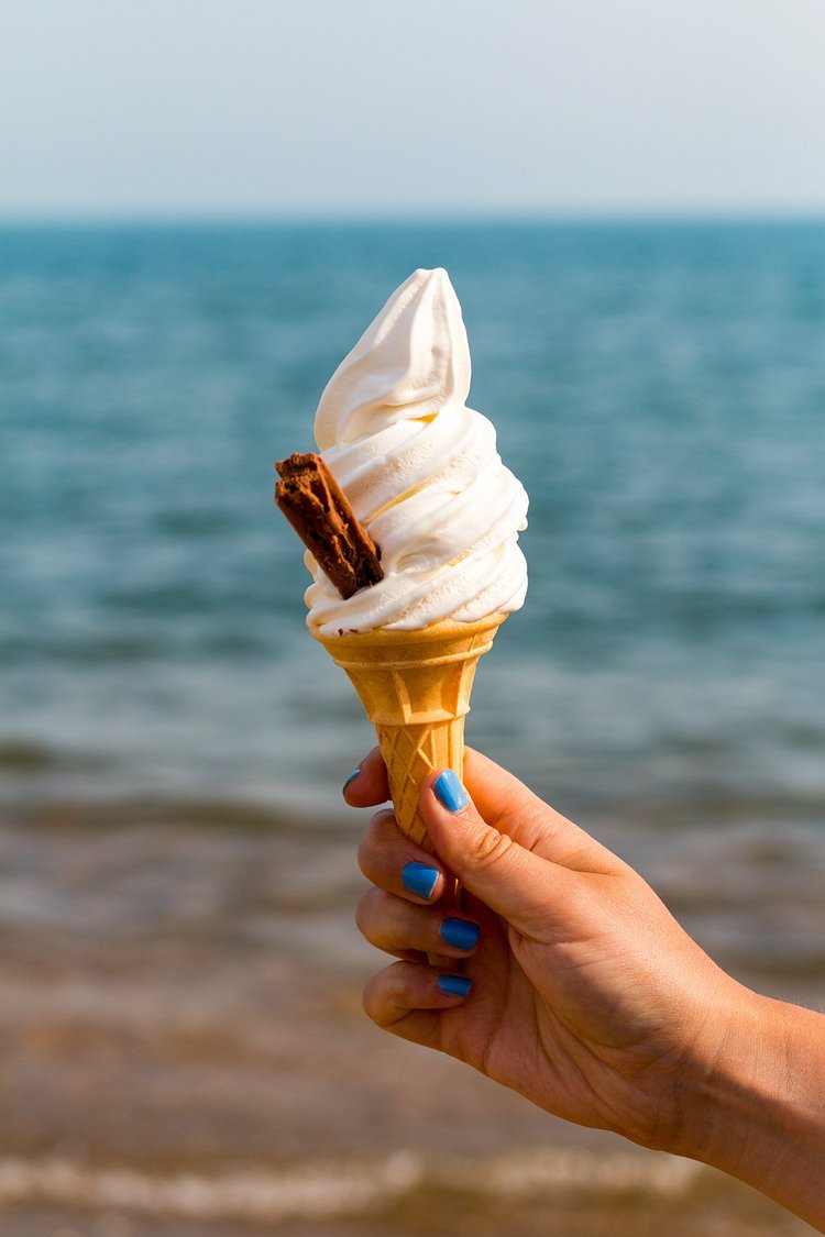 A soft ice cream with a chocolate flake, the classic British seaside 99