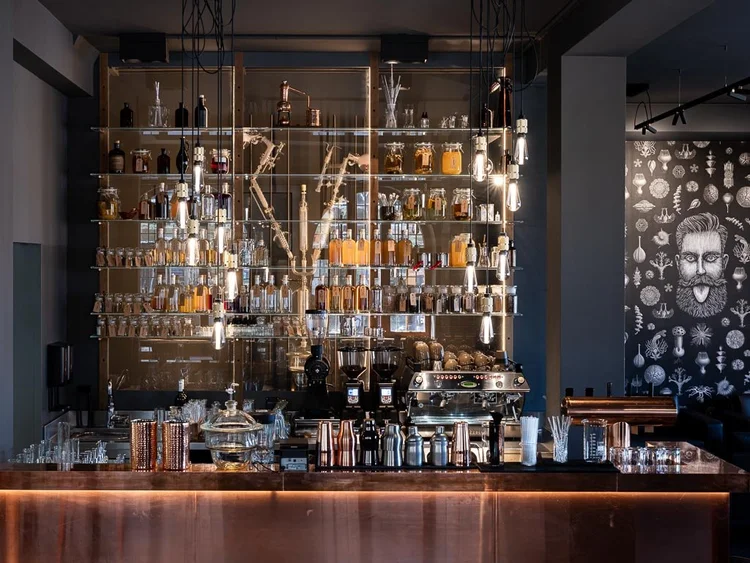 Le bar de l’Alchemist avec ses flacons d’apothicaire, ses ustensiles et sa lumière chaude
