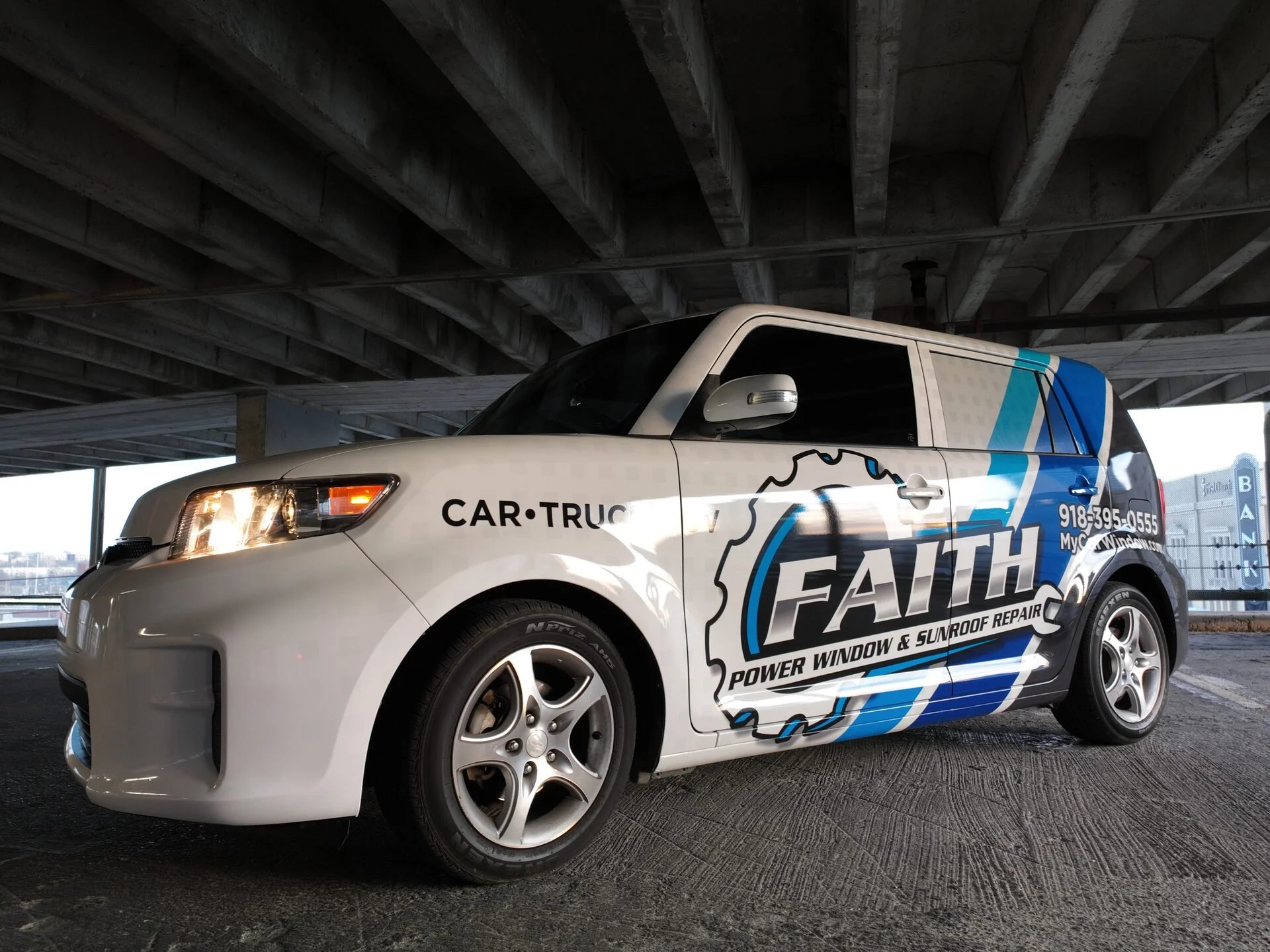 Mobile auto glass service