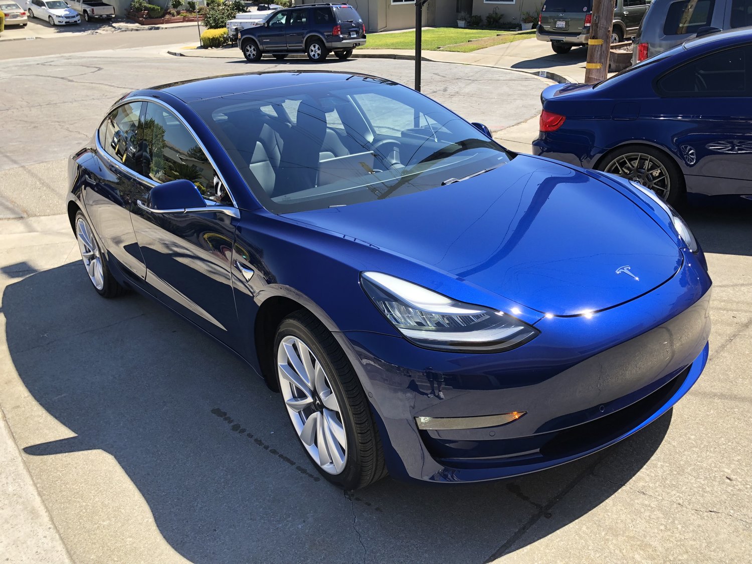 Tesla model 3 синяя