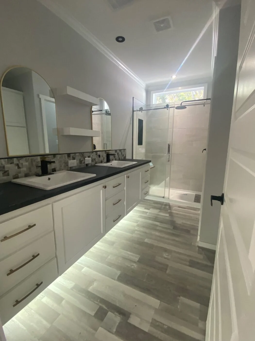 Palm Harbor manufactured home bathroom from Quality Mobile Homes in Jacksonville, a registered dealer with BuildBuyRefi.com