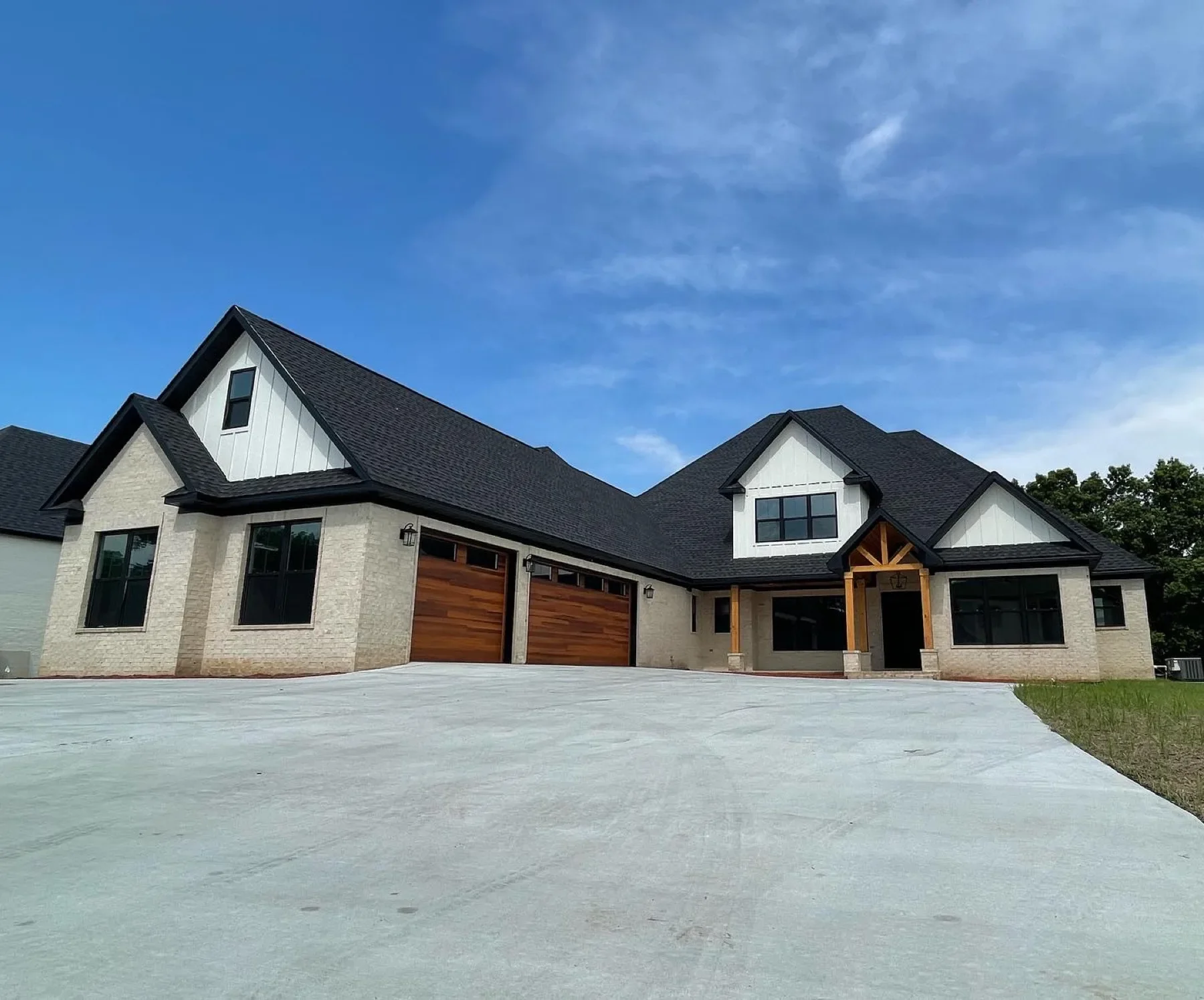 Custom home exterior by Ash Construction, a registered builder with BuildBuyRefi.com in Central Arkansas