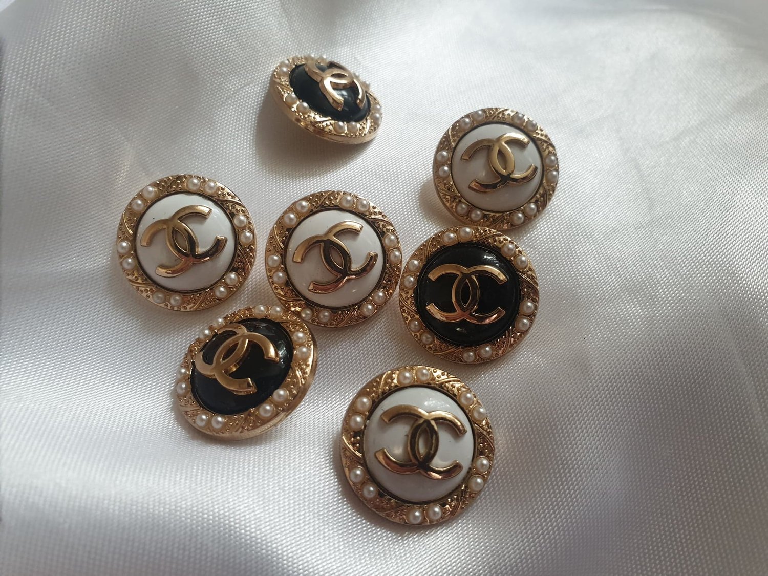 ONE GOLD BLACK OR WHITE BUTTON WITH PEARL 20MM