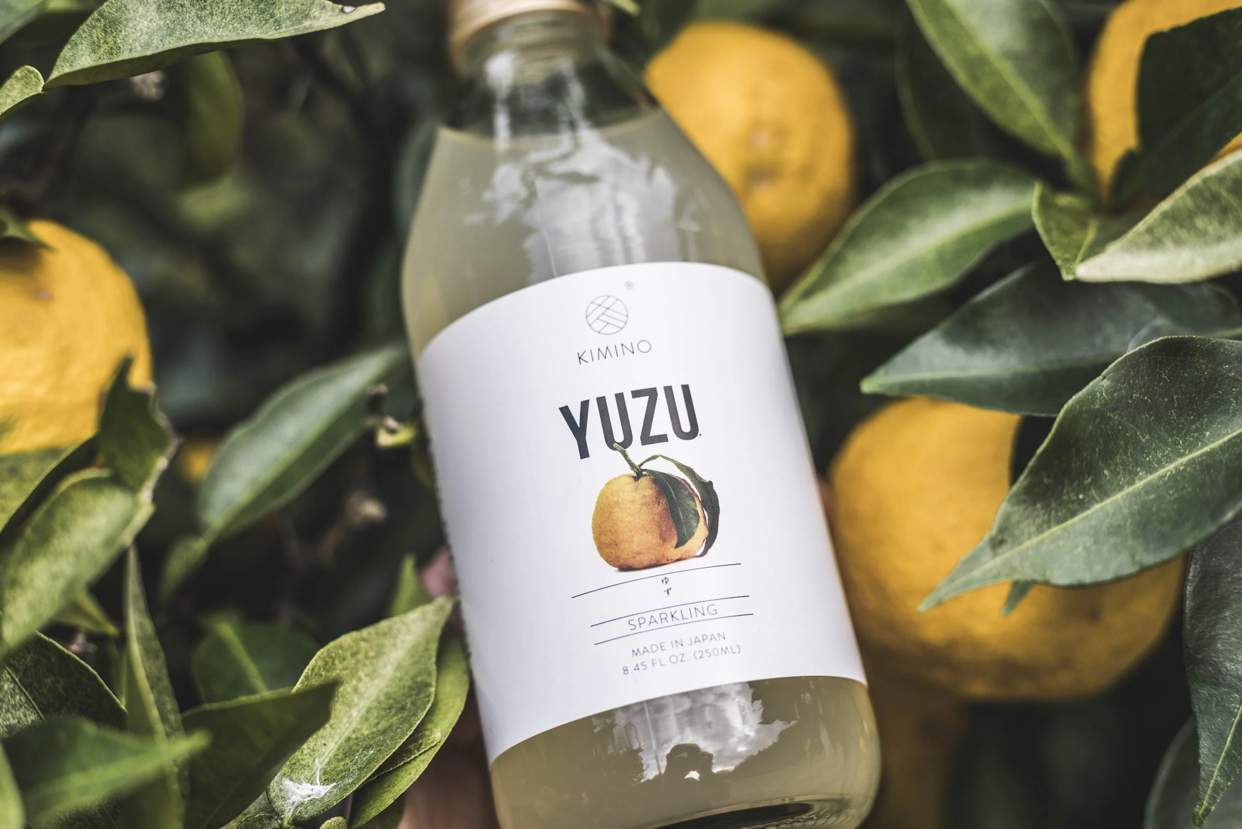 Kimino Yuzu con foglie