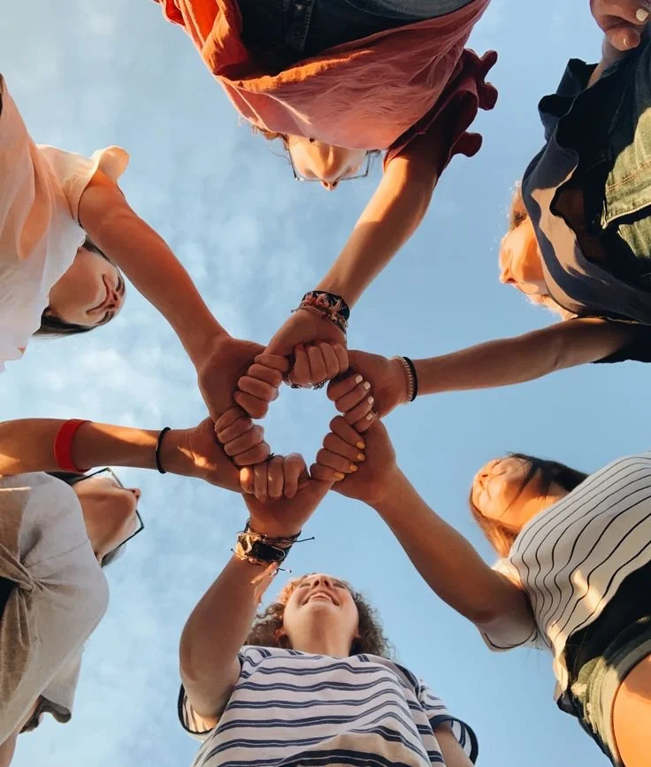Mains réunies dans un geste de solidarité collective