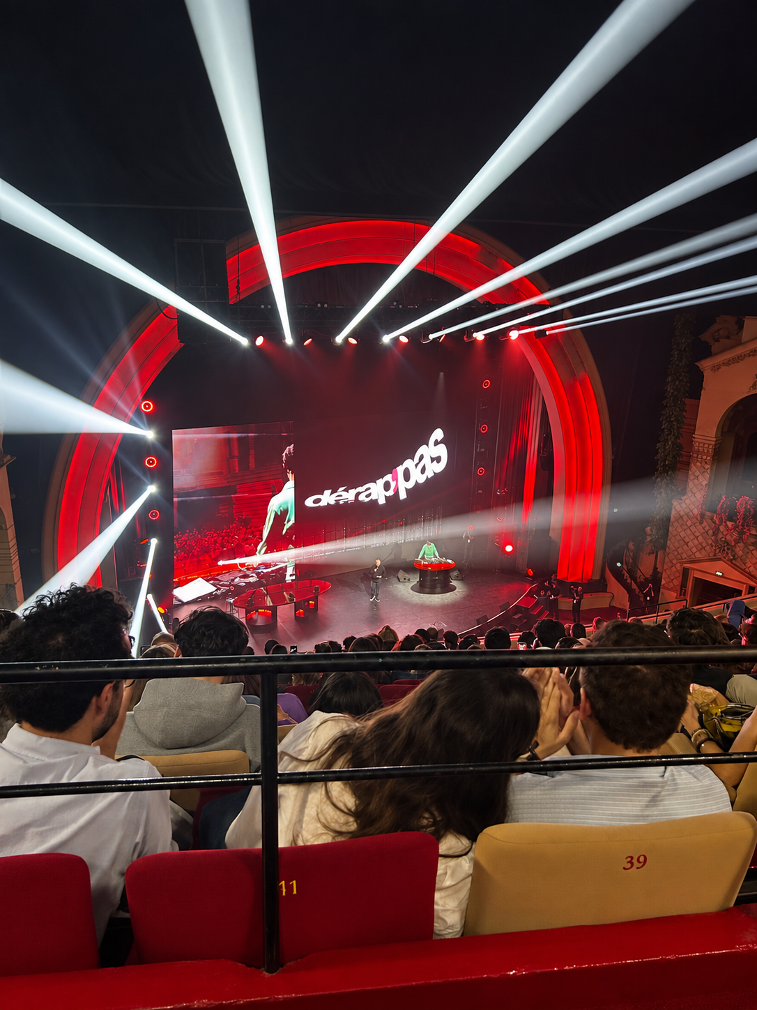 La scène du Grand Rex éclairée en rouge et blanc pendant la soirée Dérap’Pas, vue depuis le public