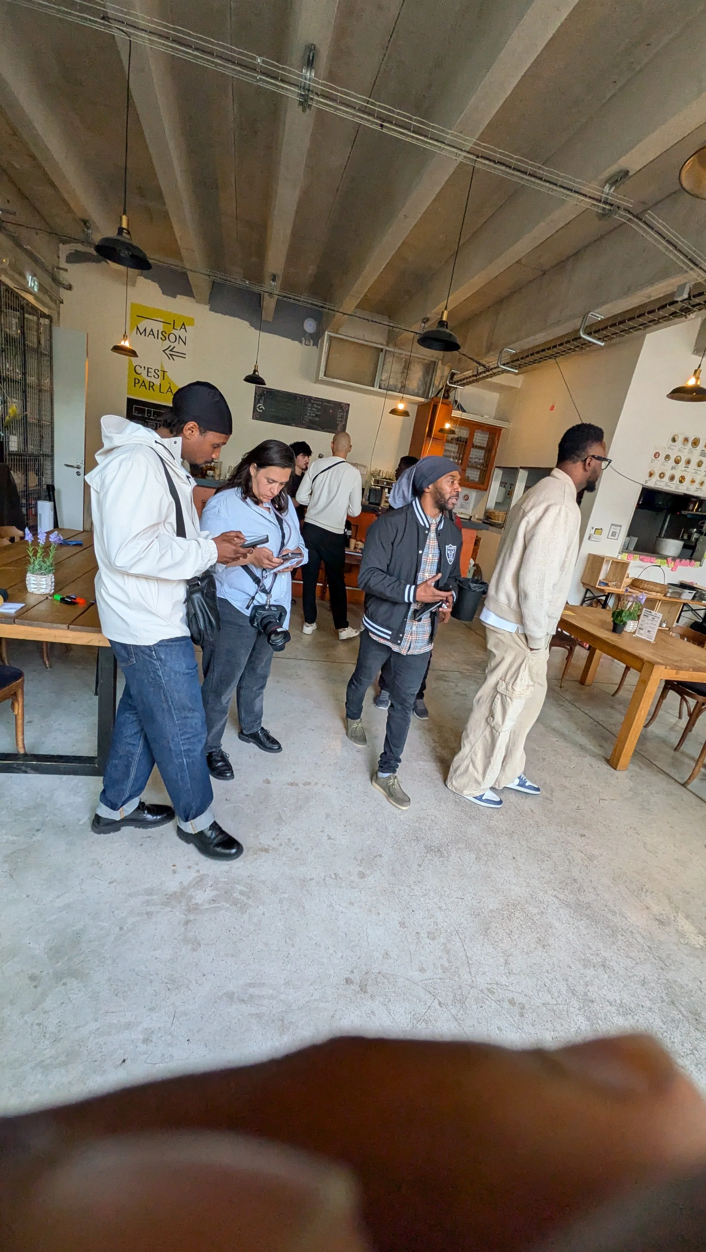 Participants dans l’espace café de la Maison de la Conversation en fin d’après-midi