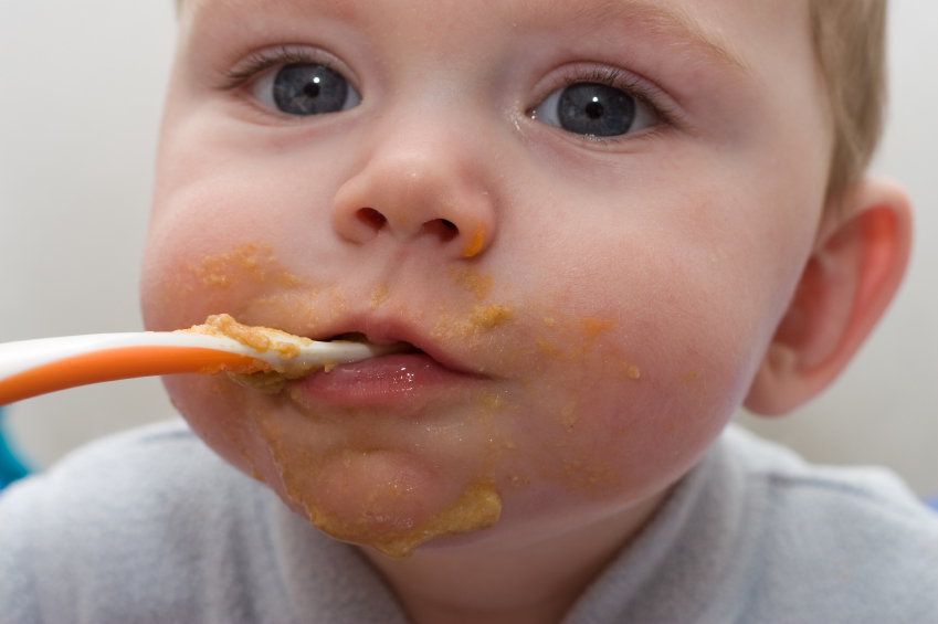 Ребенок сглатывает слюну. Пищевая аллергия на прикорм. Аллергия на прикорм морковь. Аллергия после прикорма. Прикормы ребенку с пищевой аллергией.