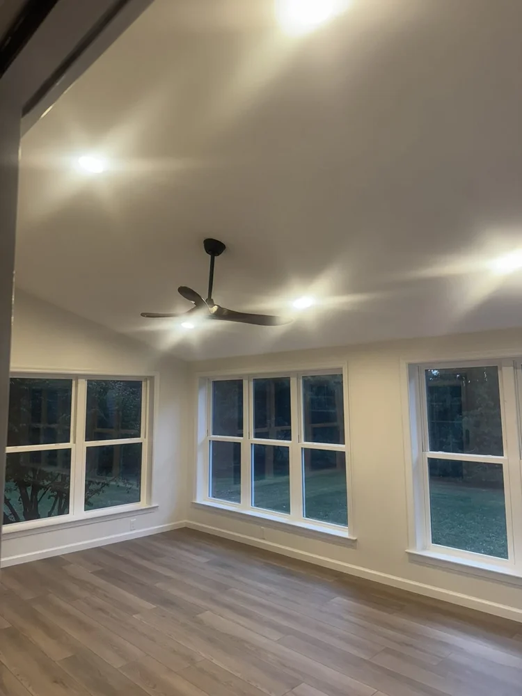 Vaulted ceiling with recessed lights and ceiling fan – Lower Macungie, PA four season room