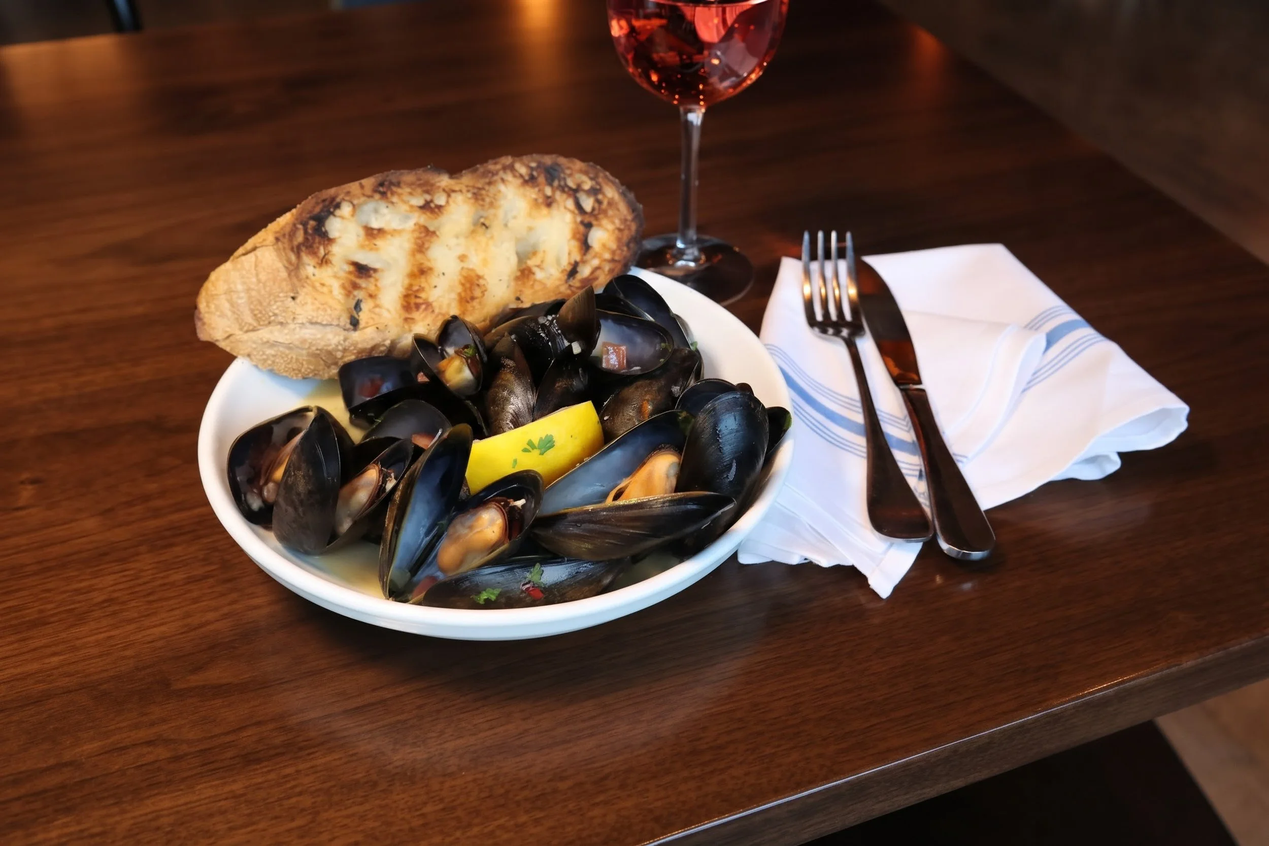 Steamed mussels with grilled bread