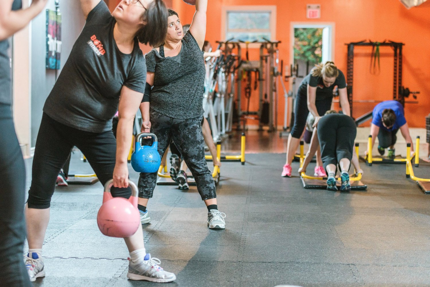 Бомба фитнес клуб. Фитнес тренер. Дети в спортзале. Кроссфит дети. Тренировка в зале детей.