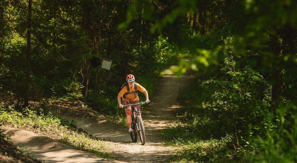 Riders dropping into singletrack