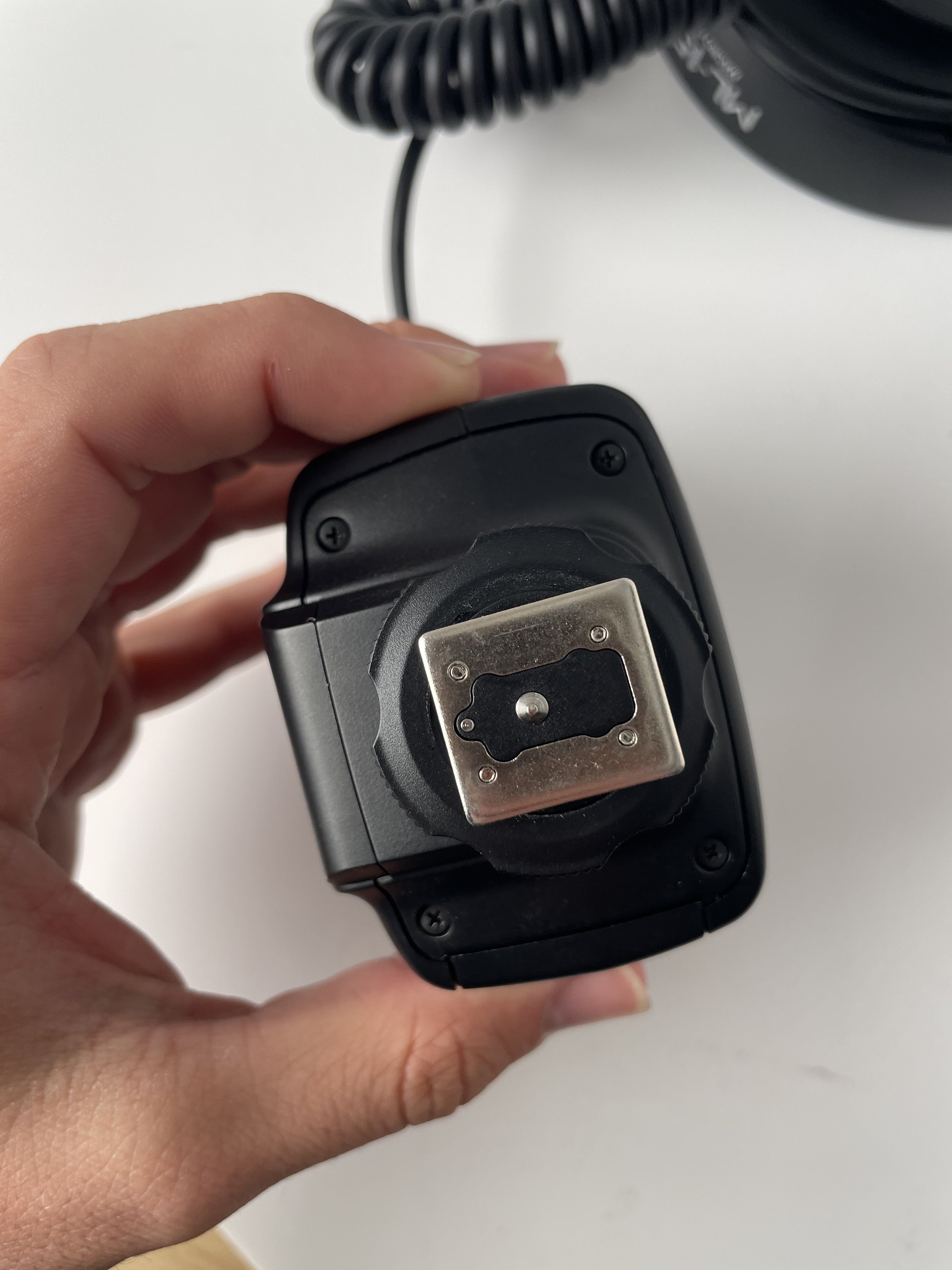 Godox ML-150 II, hotshoe detail. Confirm compatibility and included adapters.
