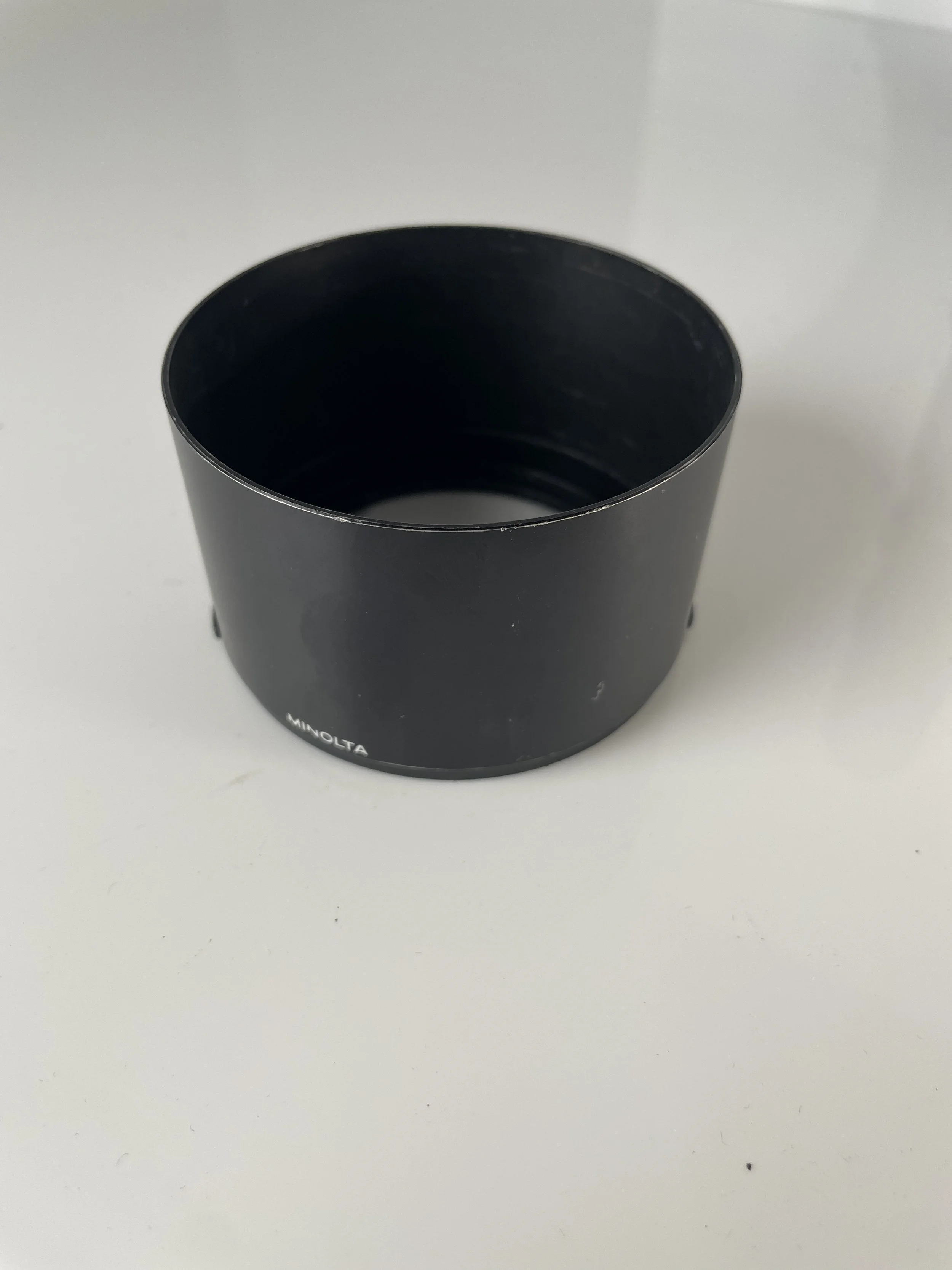 Minolta lens hood pictured separately; confirm inclusion.
