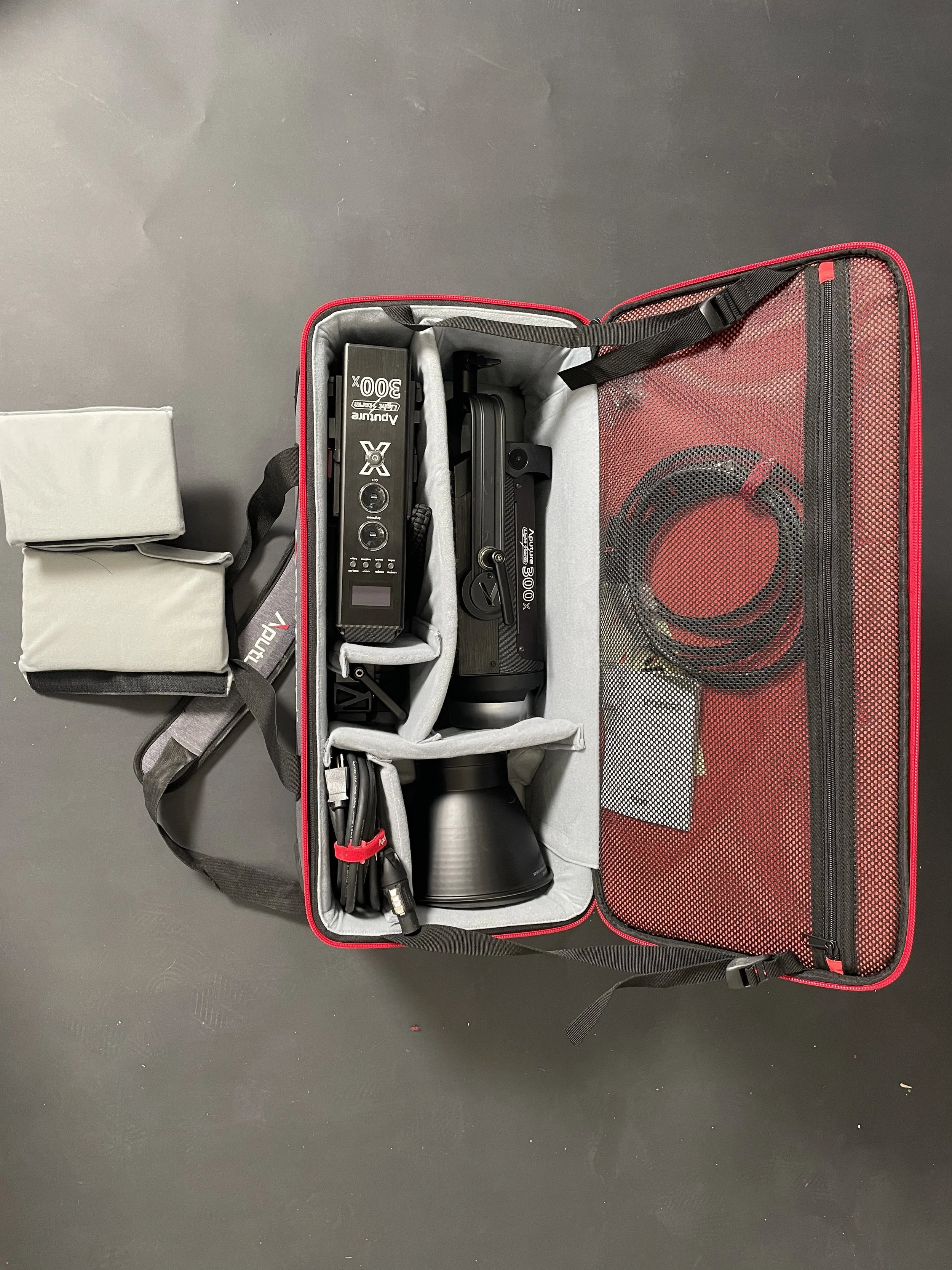 Aputure 300x kit overview. Confirm the exact included package.