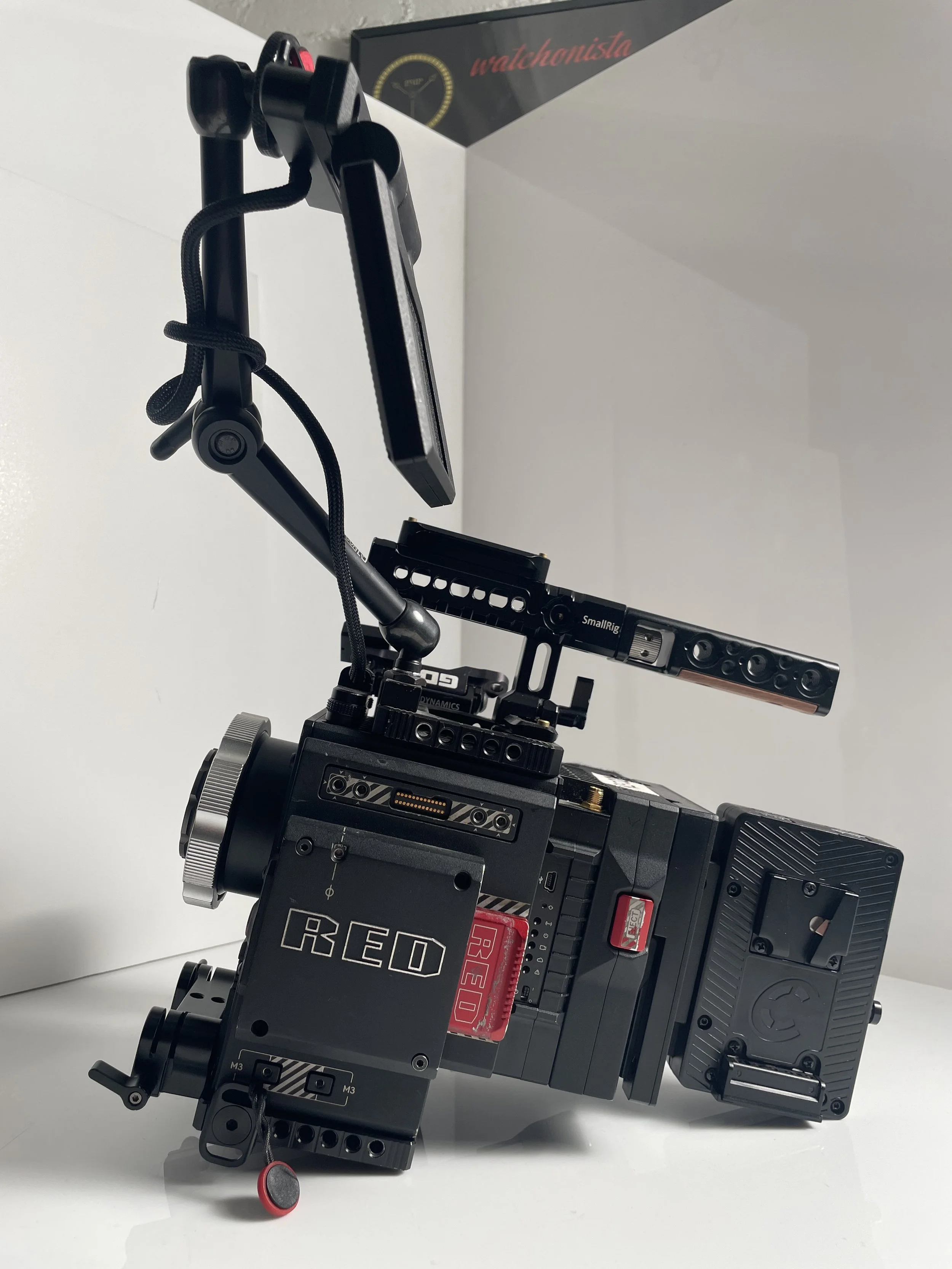 RED GEMINI, side detail. Confirm the exact included accessories.