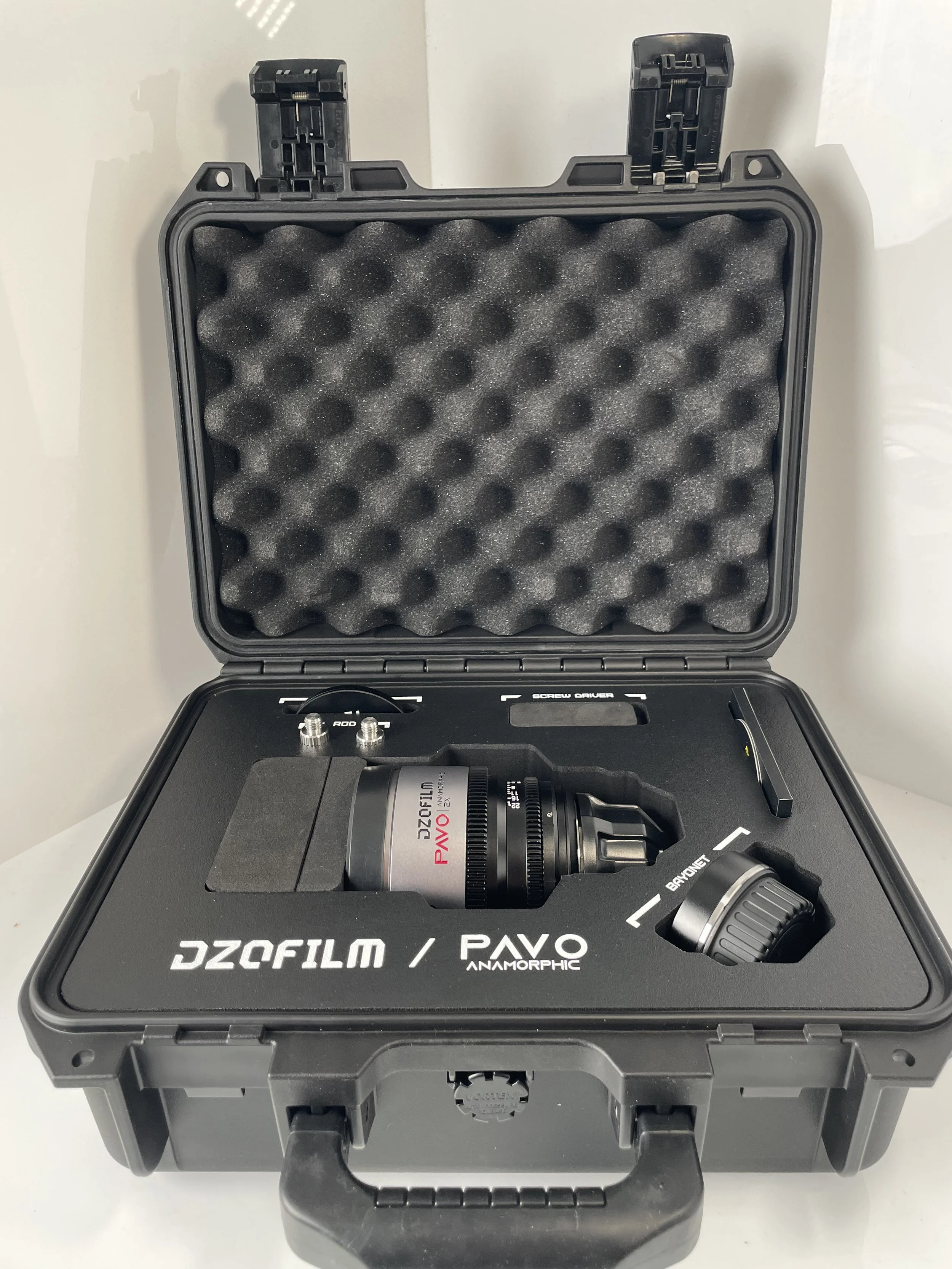 Pavo 28mm T2.1 shown in its case. Confirm included accessories.