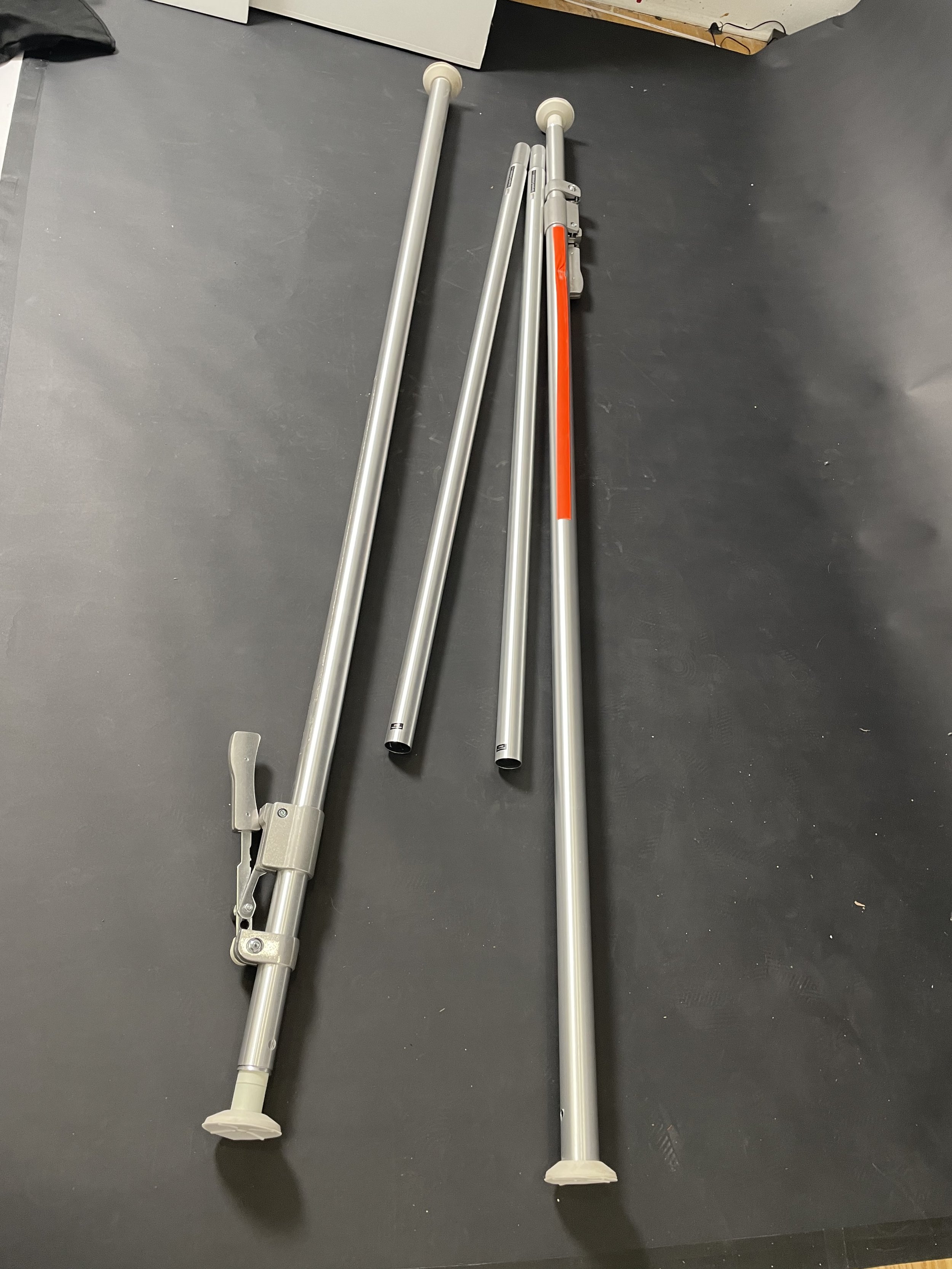 Support-pole clamps and sections. Confirm model, dimensions and included pieces.