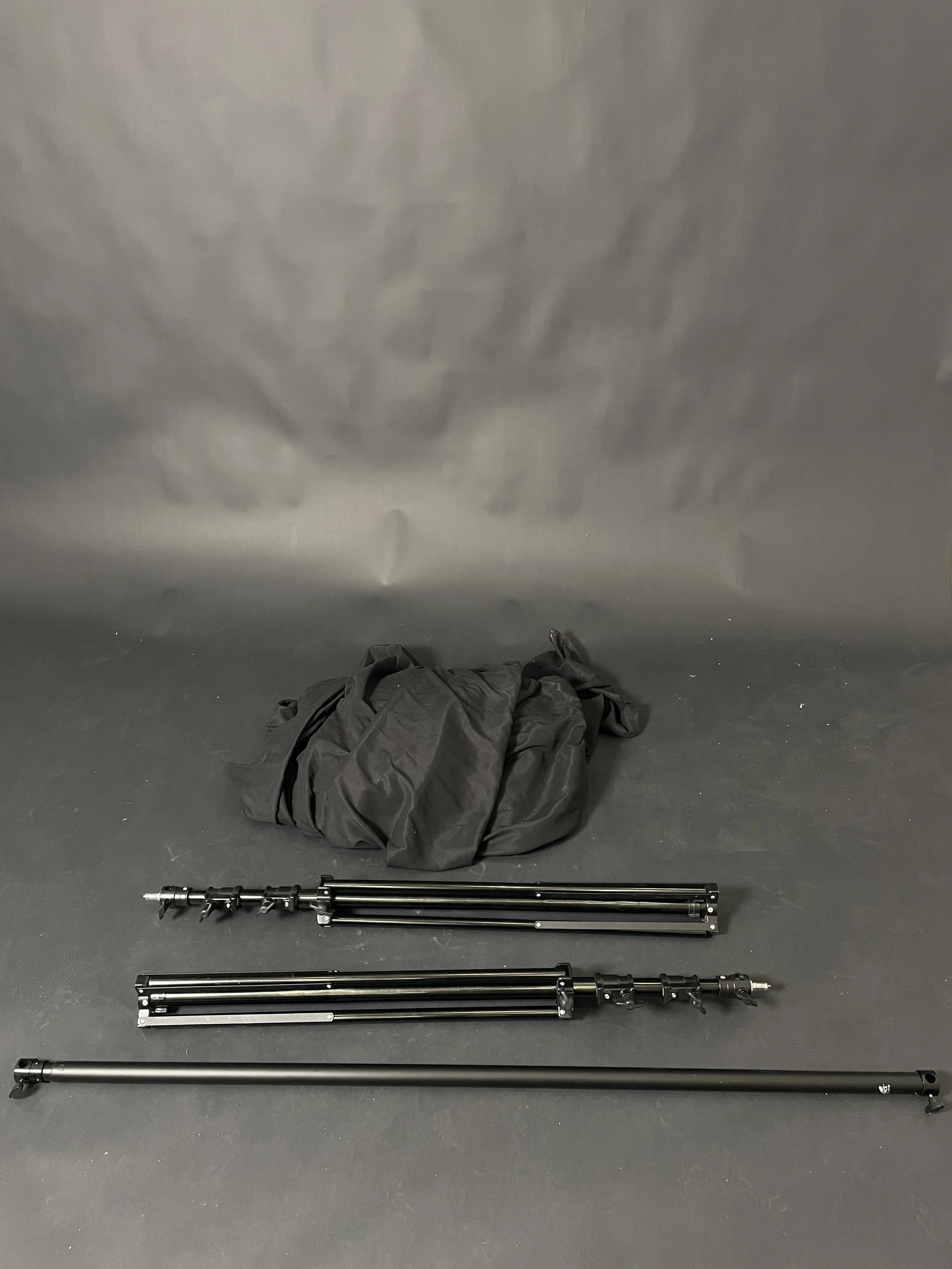 Backdrop-support components shown. Confirm the included stands, crossbar and bag.