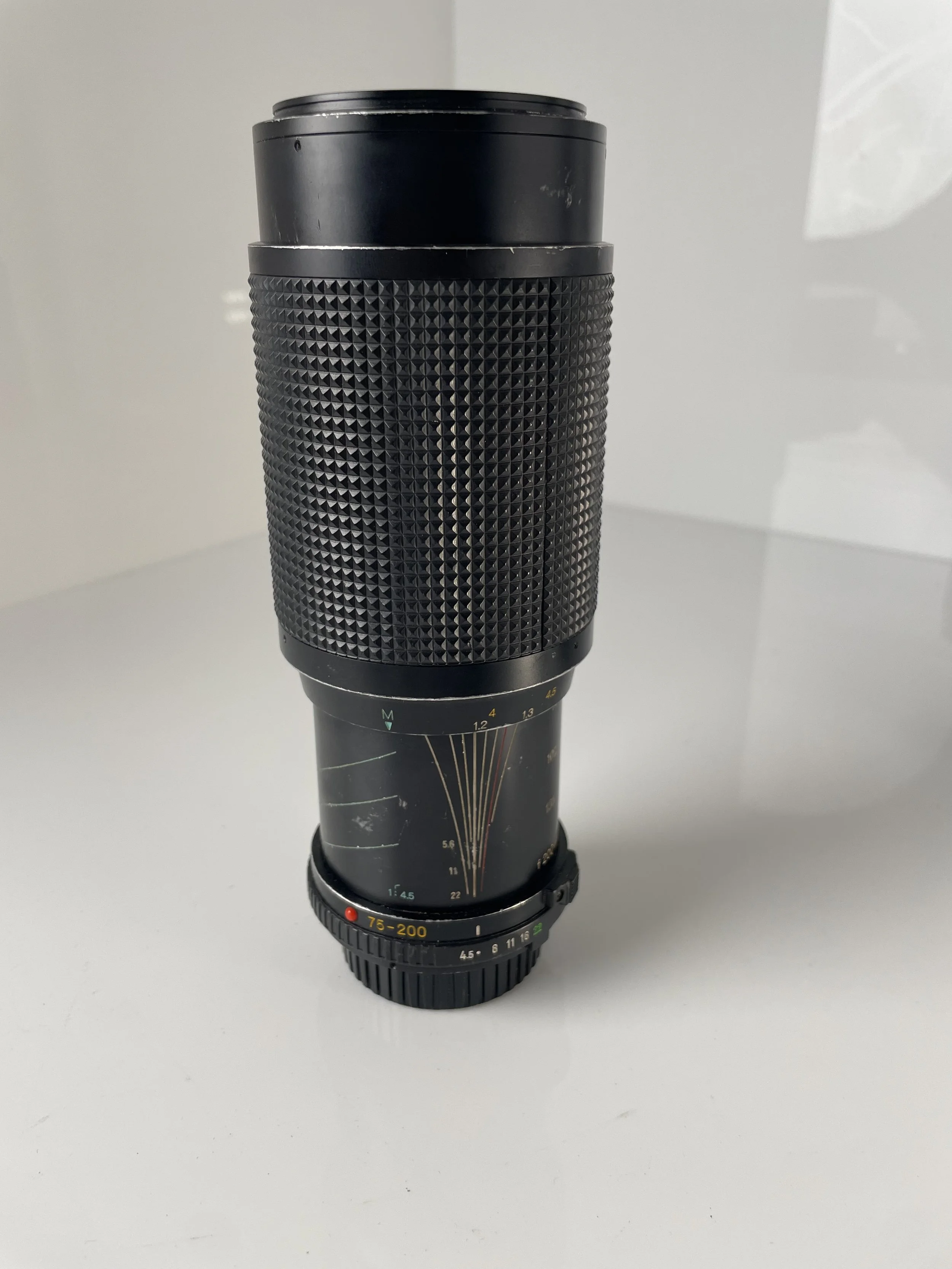 Minolta MD Zoom 75–200mm, barrel view.