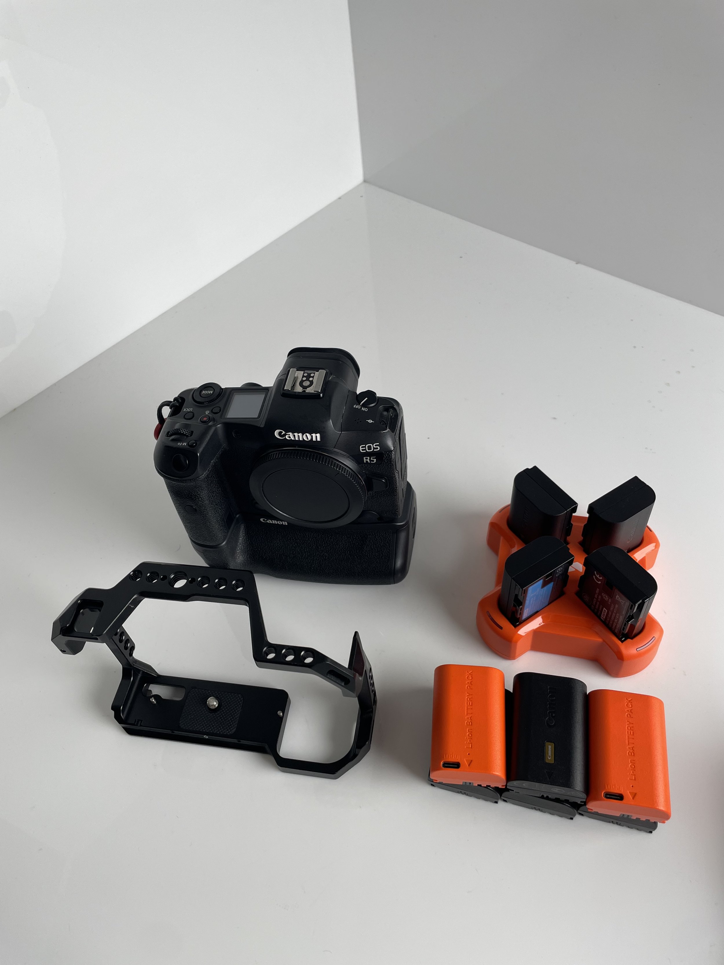Canon EOS R5, alternate view. Confirm the exact included accessories.