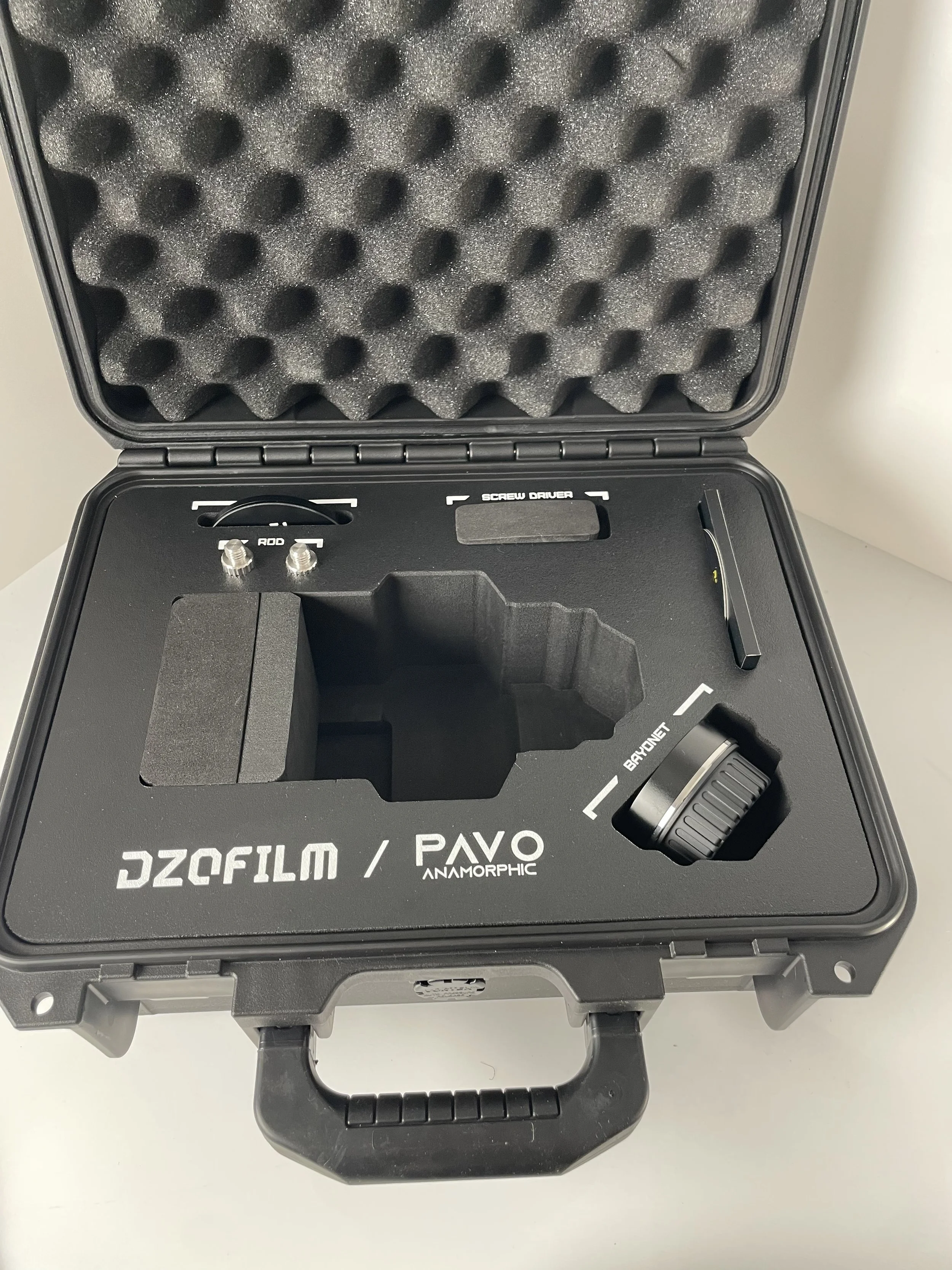 Pavo 28mm case interior. Confirm the included accessories and mount components.