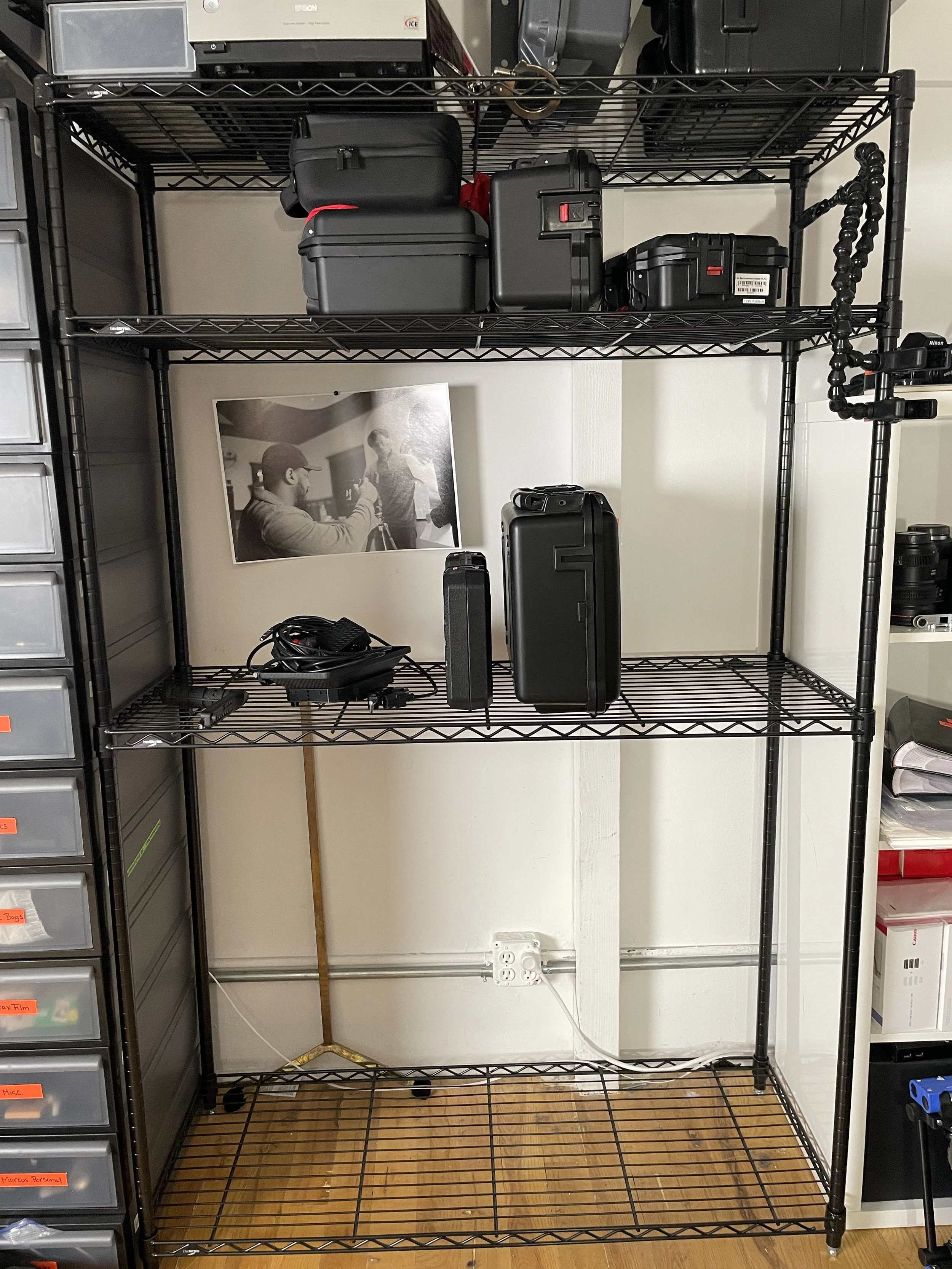 One wire gear rack only. All cases, equipment, artwork and other contents shown are excluded.