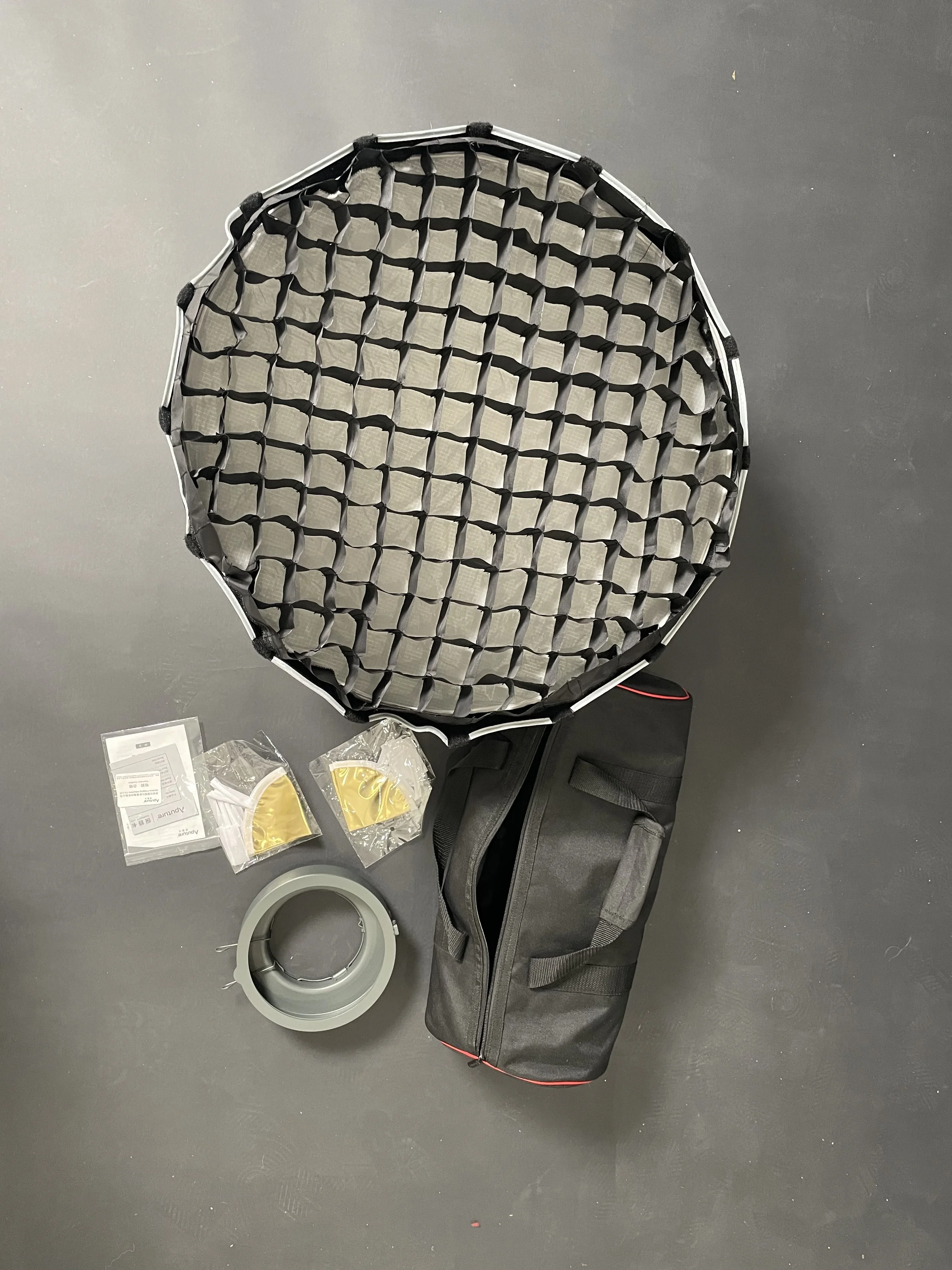 Softbox with grid and fittings shown. Confirm model, quantity and included parts.