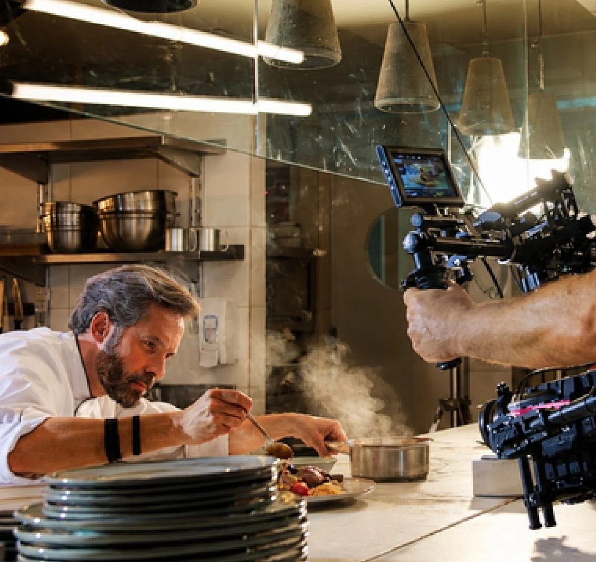 Filmagem de filme publicitário da Mariposa Filmes em cozinha profissional