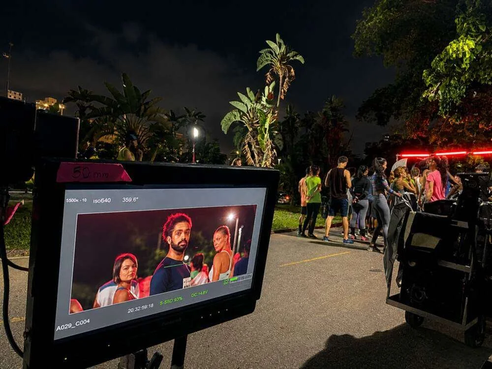 Bastidores de filmagem noturna da Mariposa Filmes, com monitor de vídeo no set