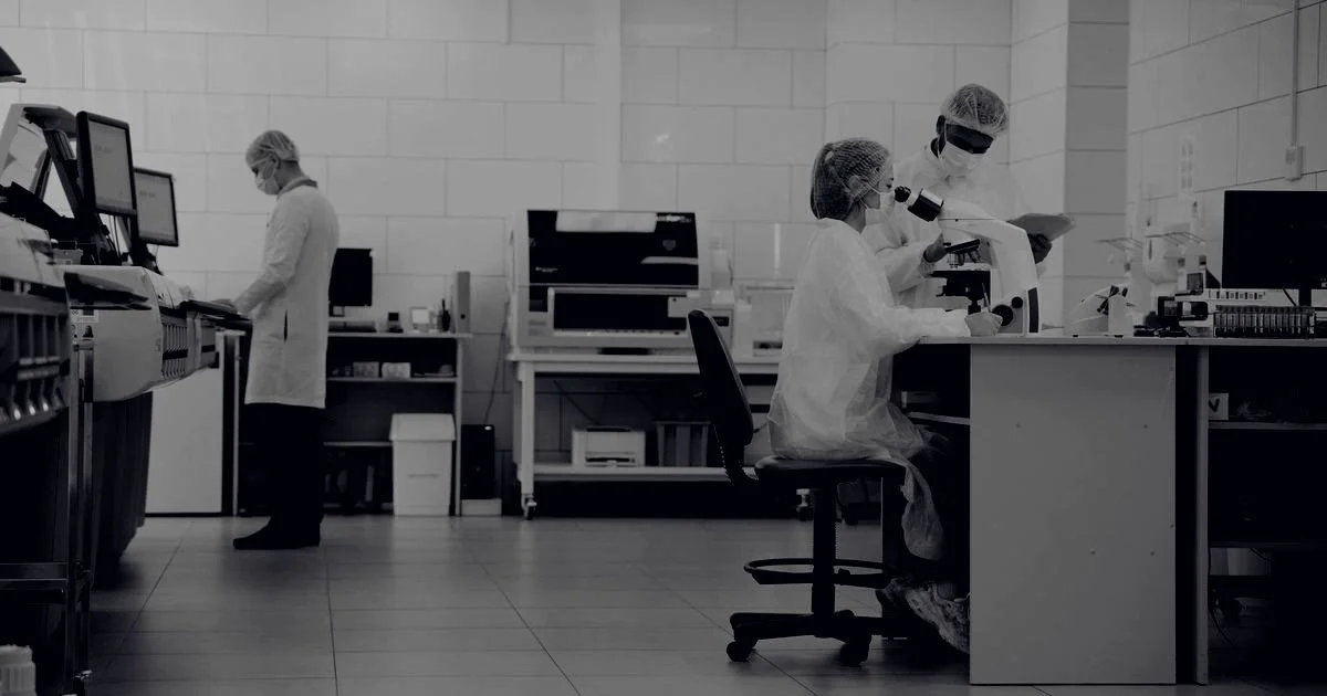Científicos trabajando en un laboratorio