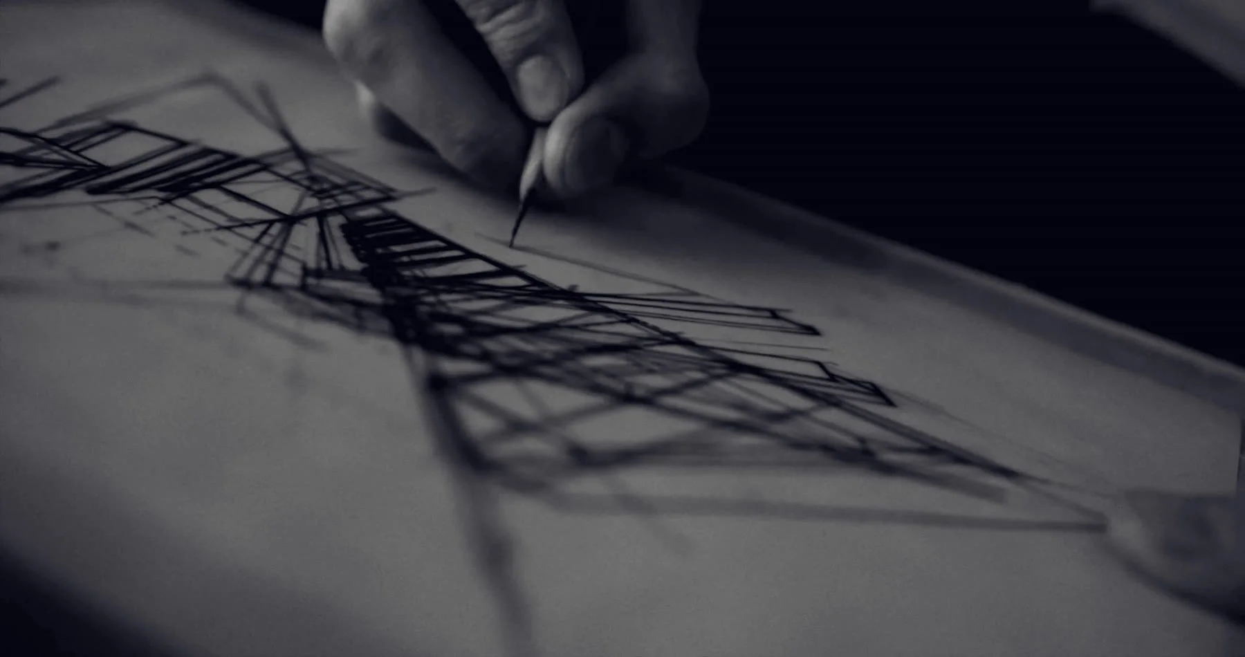 Una mano dibuja a lápiz el boceto de una estructura