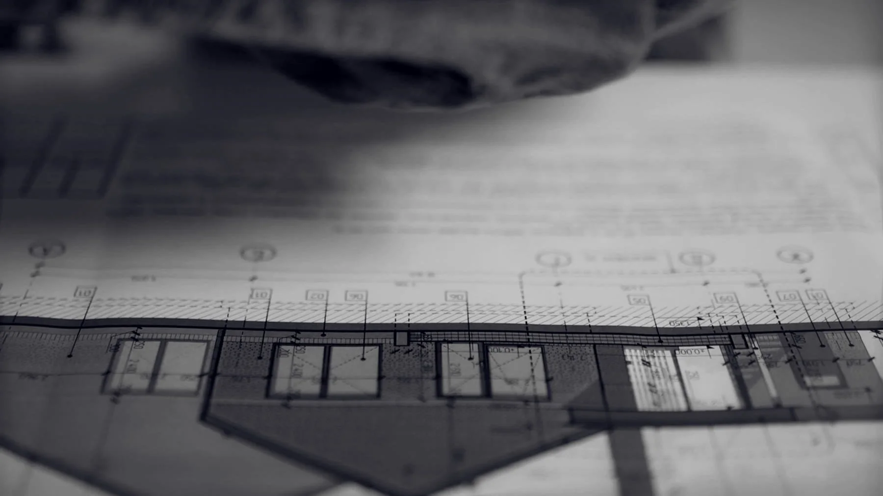 Un compás mide sobre un plano técnico