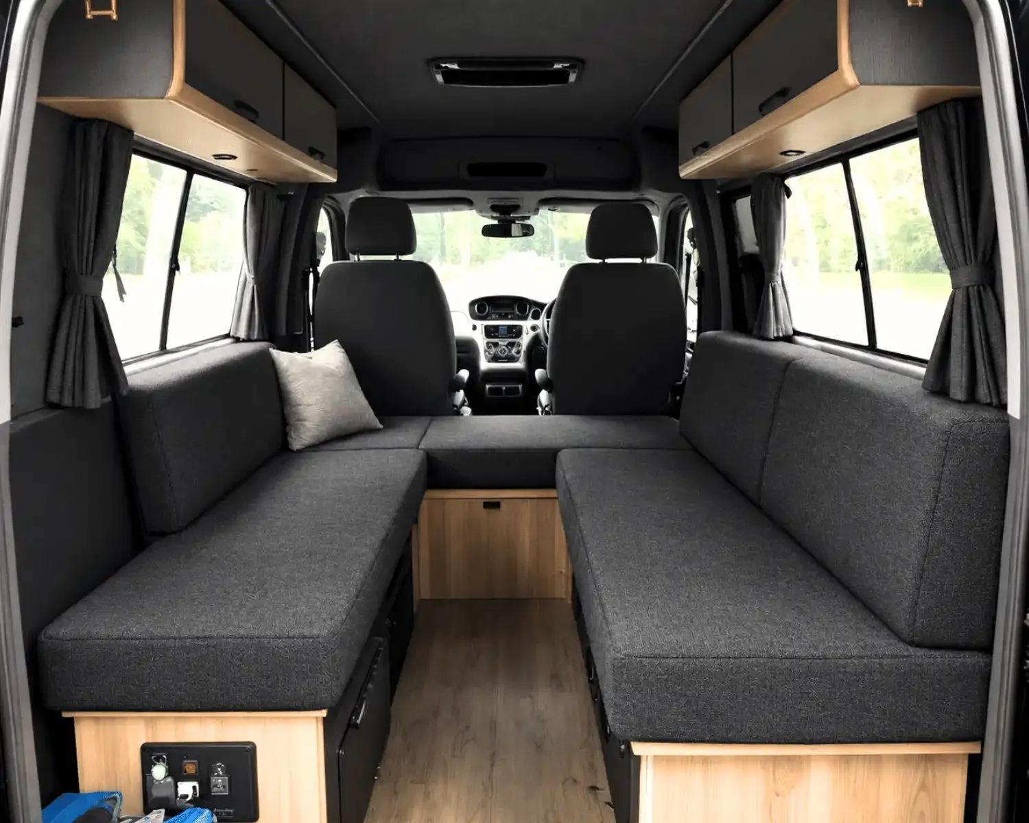 Een camperinterieur met vernieuwde bekleding