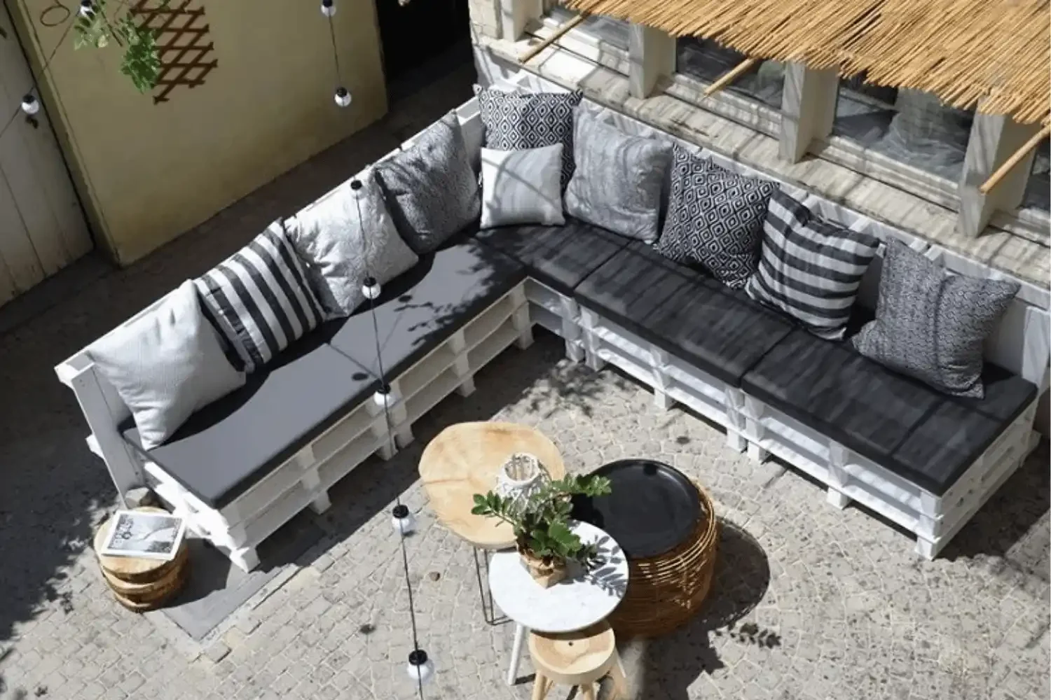 Een loungeset vóór en na het vernieuwen van de kussens