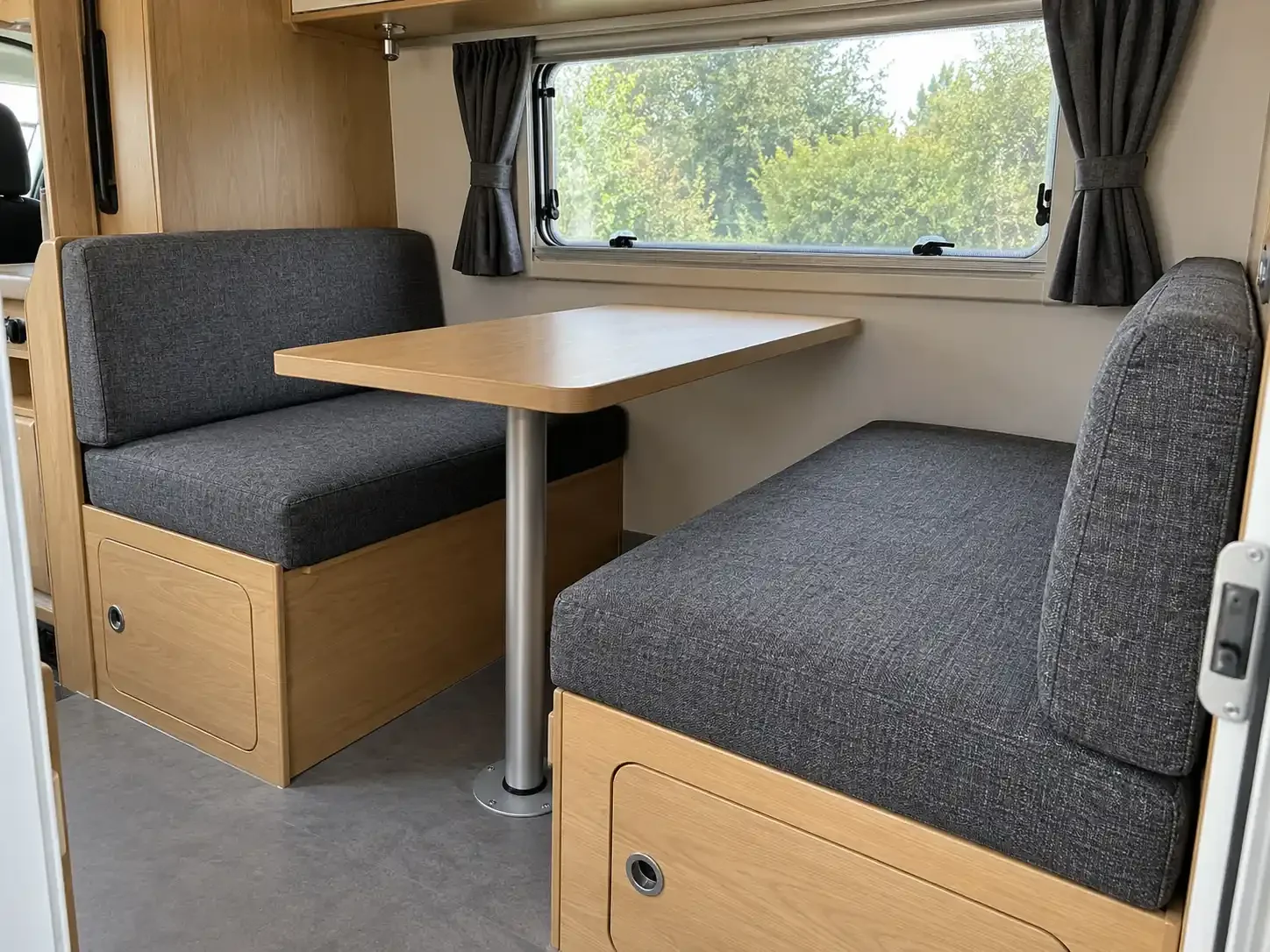 Zit- en rugkussens in een camperzithoek