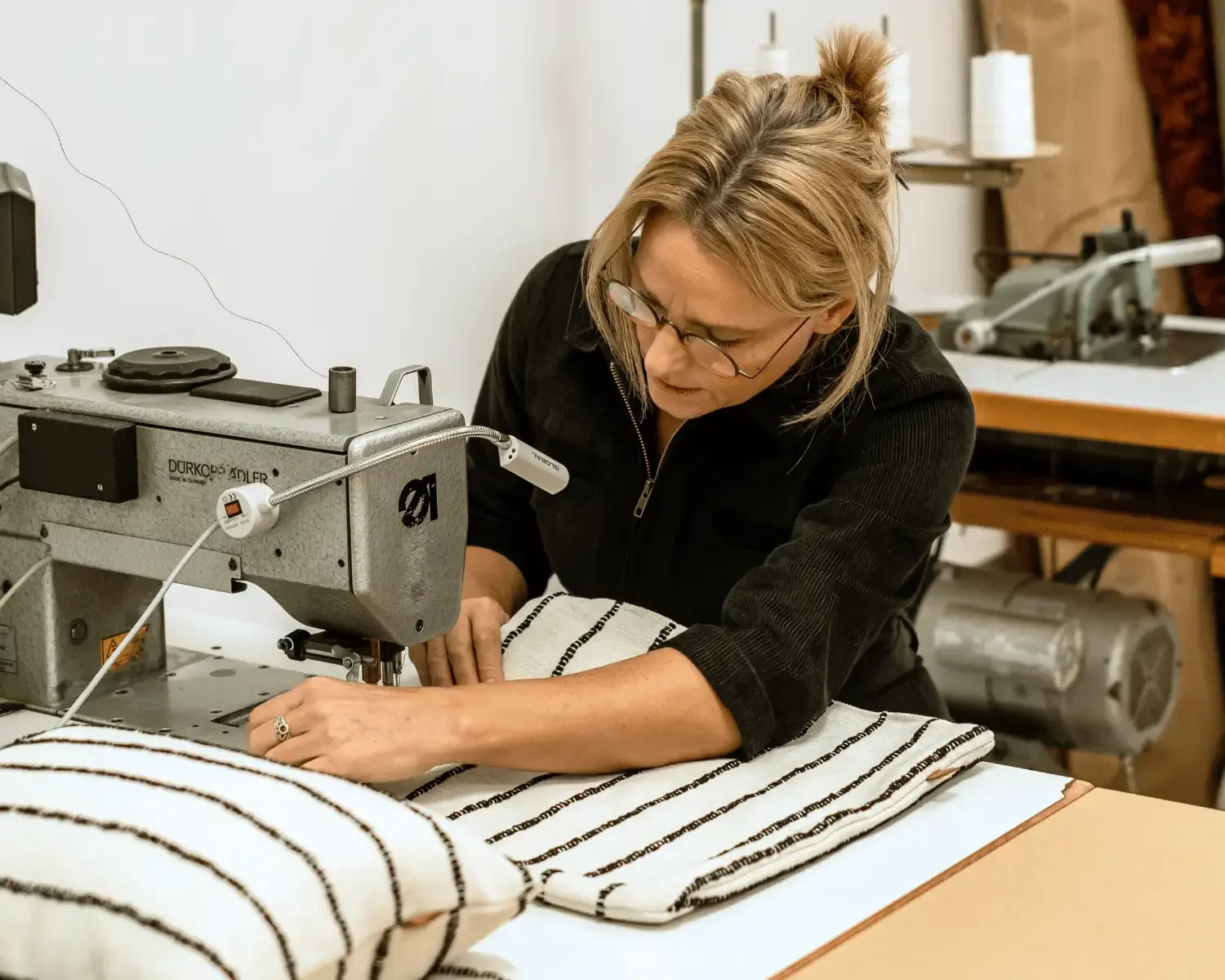 Pascale aan het werk aan de herstoffering van een meubel