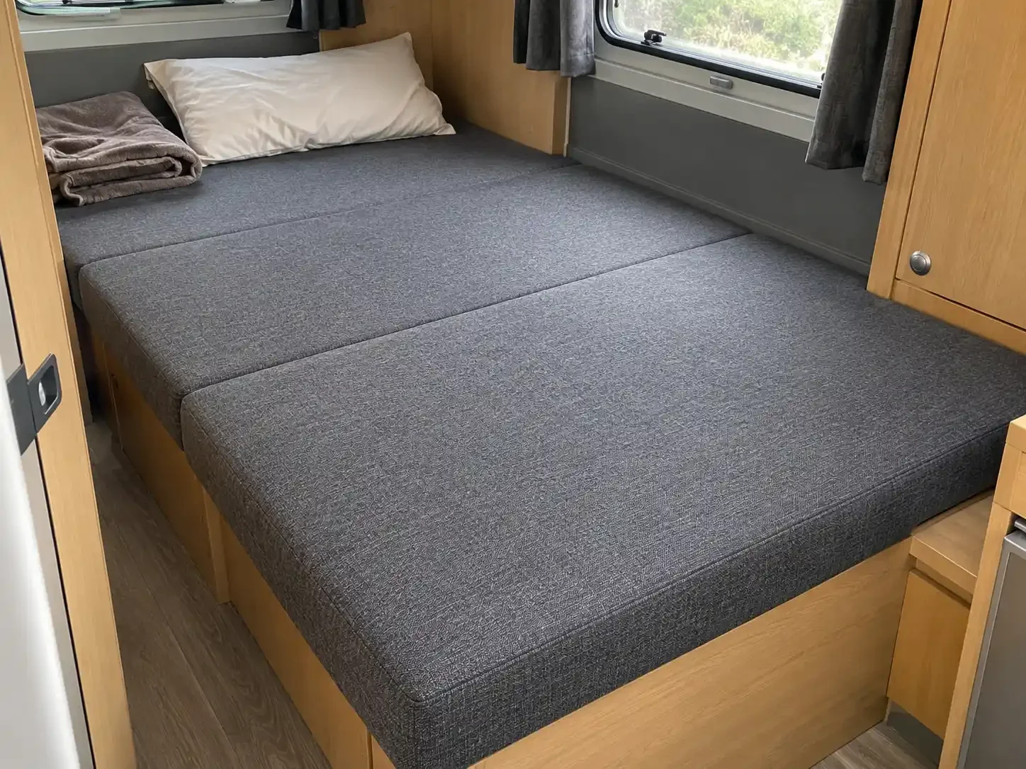 Een slaapgedeelte met passende camperkussens