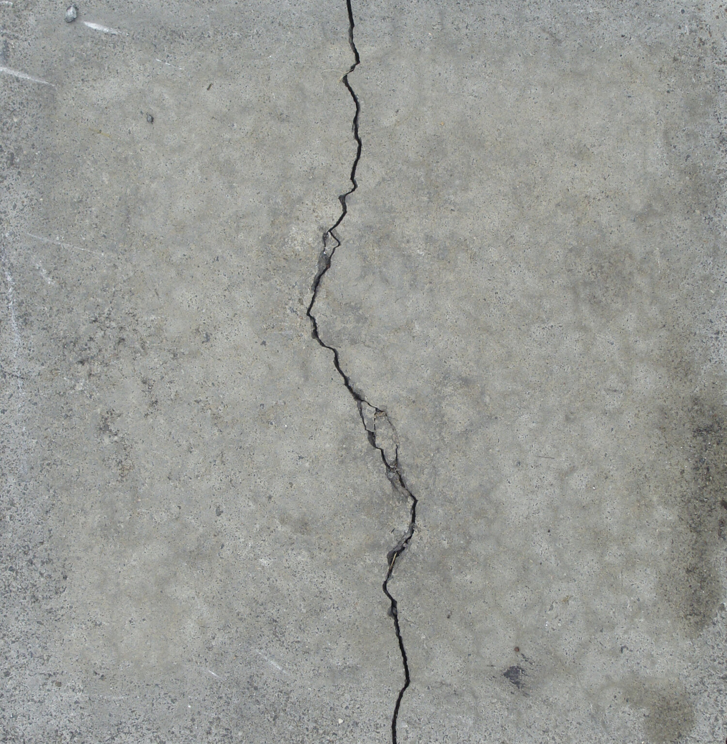 Цвет трещины. Усадочные трещины в бетоне. Температурно-усадочные трещины в бетоне. Усадочные трещины Сибит. Усадочные трещины в бетонных полах.